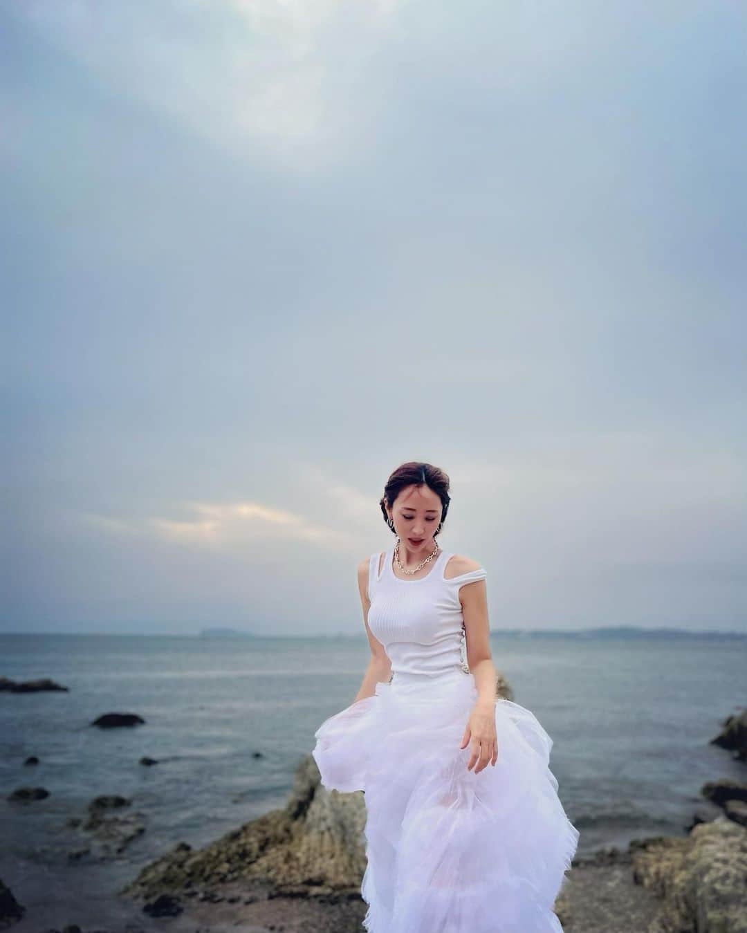 神崎恵さんのインスタグラム写真 - (神崎恵Instagram)「・ 早朝から葉山ロケでした。 最後のカットはこの夏はじめての海で🌊 汐風が気持ちよくて、撮影終わりにしっかり深呼吸をしてきました。 今　@numerotokyo でとても楽しみな企画が進んでいて、今日はその撮影の1日目。 @daimichishita さんがくしゃくしゃっとラフに編み込んだ髪も、 @yuusukesaeki さんのメイクも素敵でした。」7月21日 21時05分 - megumi_kanzaki