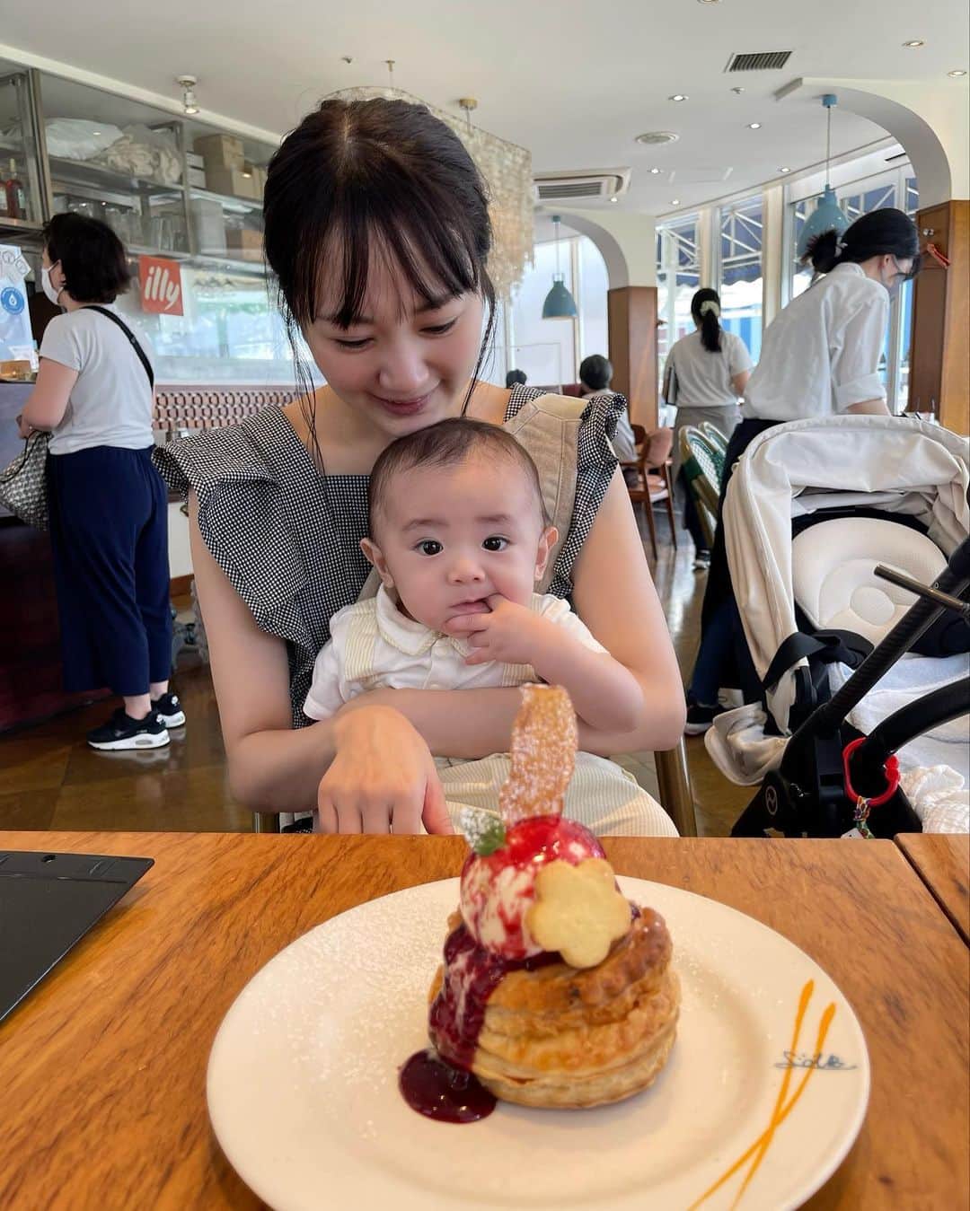 浜田翔子さんのインスタグラム写真 - (浜田翔子Instagram)「大好きな 🐶ちょこと坊や👶  この日1時間で準備できた😂💕  👶坊やは、離乳食、ミルク、着替え ちょこは少しごはん食べ、 私はメイクもして、着替え  保冷剤大量に持っていき、 ちょこの水、坊やの麦茶も用意し 妹と合流♡  おでかけは暑いから対策もしなきゃで大変だけど 楽しかった♡  #赤ちゃんと犬」7月21日 21時10分 - shoko_hamada