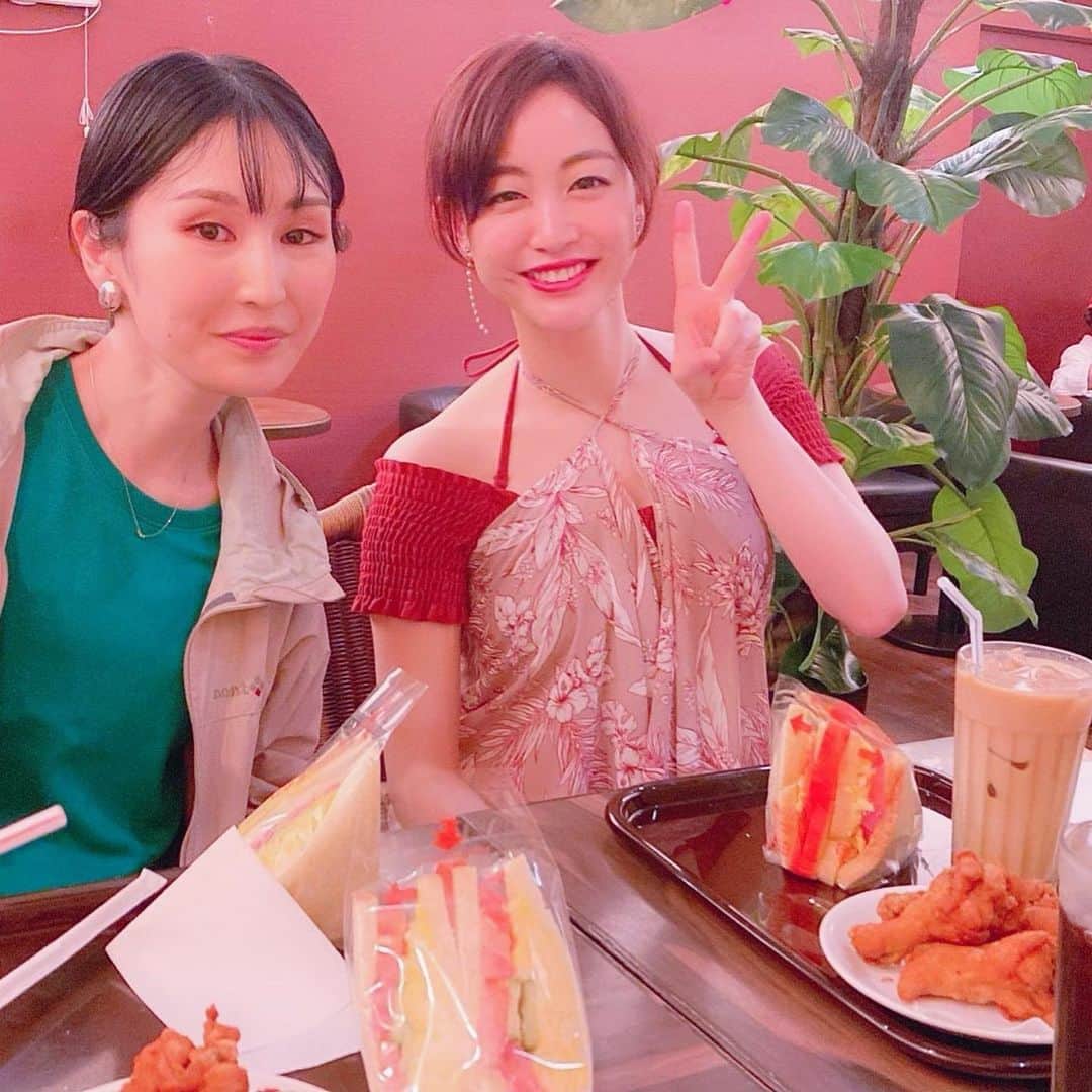 新井恵理那さんのインスタグラム写真 - (新井恵理那Instagram)「奄美旅行♪朝ごはん編♪ 暑いからって配慮は必要だと思いつつも、今度は水着で街をうろつきました(・∀・)といっても服のような水着なので安心☆ 朝ごはんは、地元の方にも愛されているサンドイッチです! パンがふわっふわで、驚いたのが浅漬けのきゅうりが入っていること‼︎ 幼い頃から大好きな卵サンドがサッパリして大人な味わいになって絶品でした‼︎(*≧∀≦*) バリエーション豊富でここはやみつきになりますね‼︎ チキンも美味しかったぁぁー♪  #奄美旅行 #夏休み #朝ごはん#サンドイッチカフェあまみ #新井恵理那 #centforce」7月21日 21時52分 - elina_arai