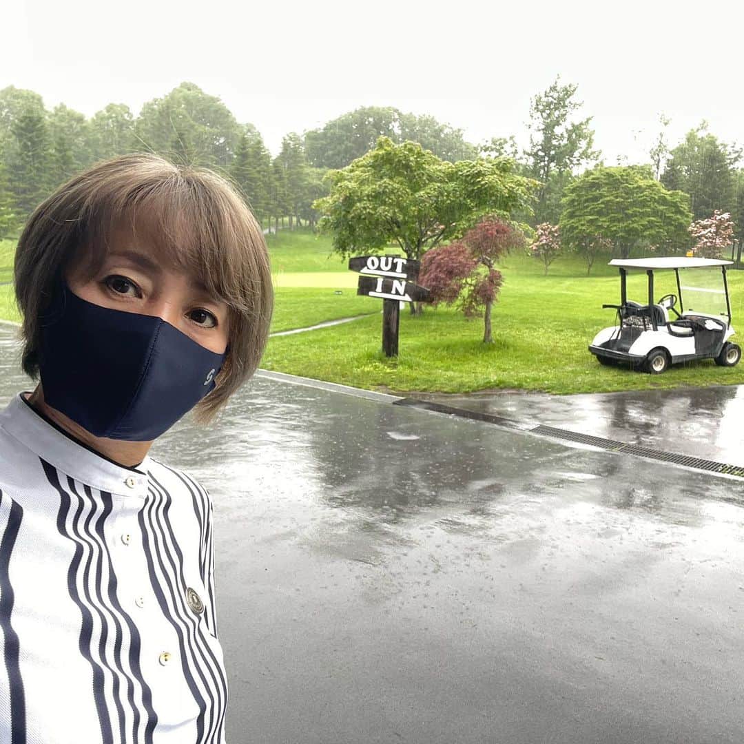 橋本志穂さんのインスタグラム写真 - (橋本志穂Instagram)「初めての登別カントリークラブ  楽しみにしていたのに 雨😭😭😭☔️  行くだけ行ってみて、 雨が小降りになったら〜と思ったけど 土砂降りのまま。。  残念💦 お花もたくさん咲いてて、とても美しいコースだった。  ランバンのシャツに アイロンかけて 気合い入れてきたのにな。。  白老牛でも食べて帰るかーって登別を後にして、 白老に行ったら お店、予約いっぱいで入れないって。  予約の電話したら 朝11時までしか予約は受け付けないからお店に来てくれと言われたのに。。 なんかひどいお店ー  でも代わりに行った お蕎麦屋さんがとても美味しかった♫  舞茸の天ぷらのお蕎麦 仲間が頼んでて美味しそうだったなー 私はテッパンの海老天にしたけど、 次回は舞茸にするっ  お花が咲いてるみたいに大盛りだった〜  ＃ゴルフ女子 #ランバンスポール #登別 #白老牛 #舞茸」7月21日 22時12分 - shihohashimoto3
