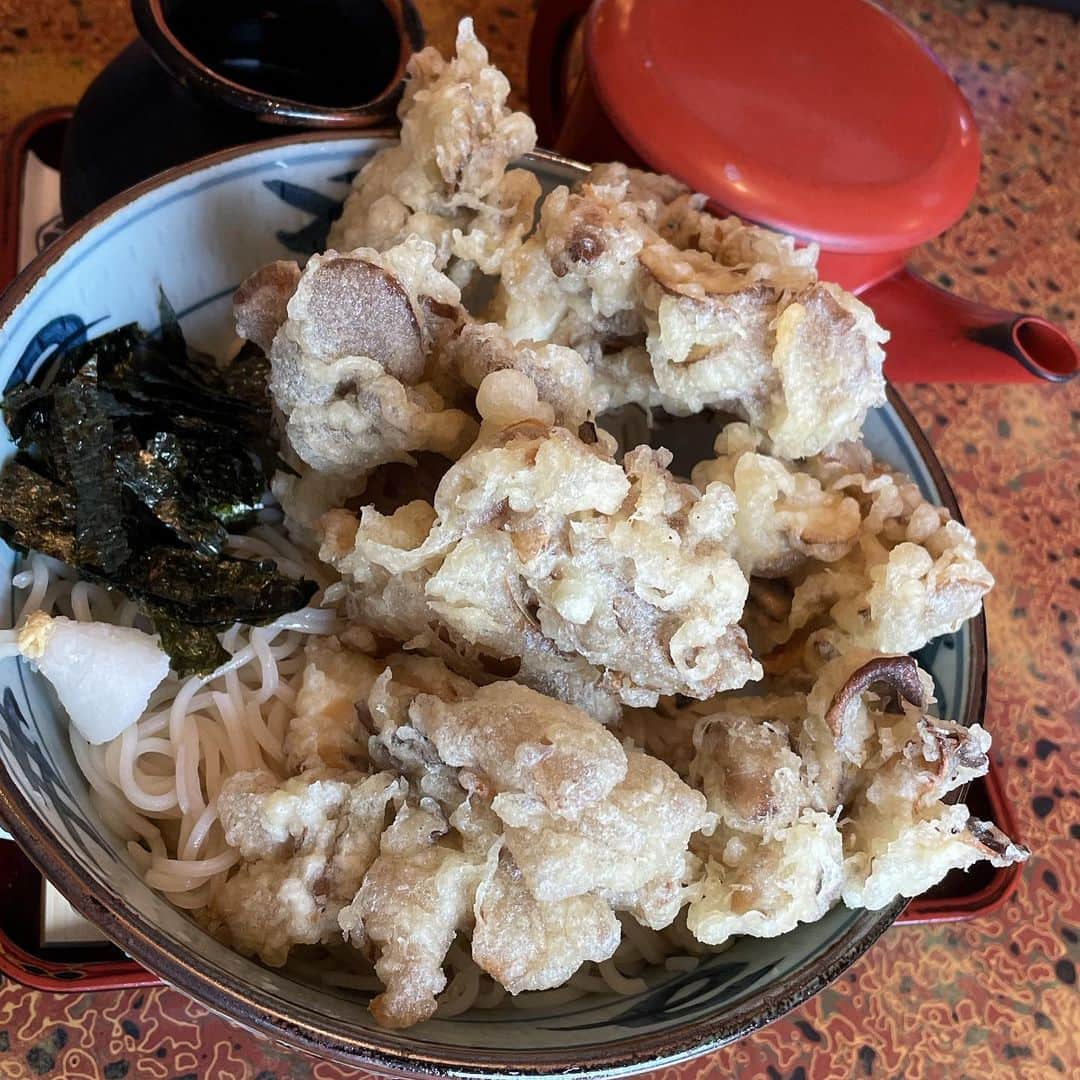 橋本志穂さんのインスタグラム写真 - (橋本志穂Instagram)「初めての登別カントリークラブ  楽しみにしていたのに 雨😭😭😭☔️  行くだけ行ってみて、 雨が小降りになったら〜と思ったけど 土砂降りのまま。。  残念💦 お花もたくさん咲いてて、とても美しいコースだった。  ランバンのシャツに アイロンかけて 気合い入れてきたのにな。。  白老牛でも食べて帰るかーって登別を後にして、 白老に行ったら お店、予約いっぱいで入れないって。  予約の電話したら 朝11時までしか予約は受け付けないからお店に来てくれと言われたのに。。 なんかひどいお店ー  でも代わりに行った お蕎麦屋さんがとても美味しかった♫  舞茸の天ぷらのお蕎麦 仲間が頼んでて美味しそうだったなー 私はテッパンの海老天にしたけど、 次回は舞茸にするっ  お花が咲いてるみたいに大盛りだった〜  ＃ゴルフ女子 #ランバンスポール #登別 #白老牛 #舞茸」7月21日 22時12分 - shihohashimoto3