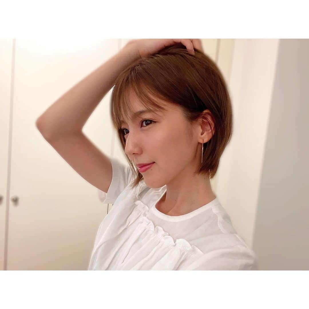 真野恵里菜さんのインスタグラム写真 - (真野恵里菜Instagram)「今の髪型、 思ってた以上に気に入りました！！ 完全に自分の感覚だけど 髪型が変わることでこんなにも気持ちが変わるってすごい🤍 . . 今まで着てた洋服も 髪が短くなったことでまた印象が変わるから お出かけの時の服選びが楽しくなりそう🤗 #ショートボブ #グラデーションボブ #ヘアスタイル」7月21日 22時27分 - erinamano_official