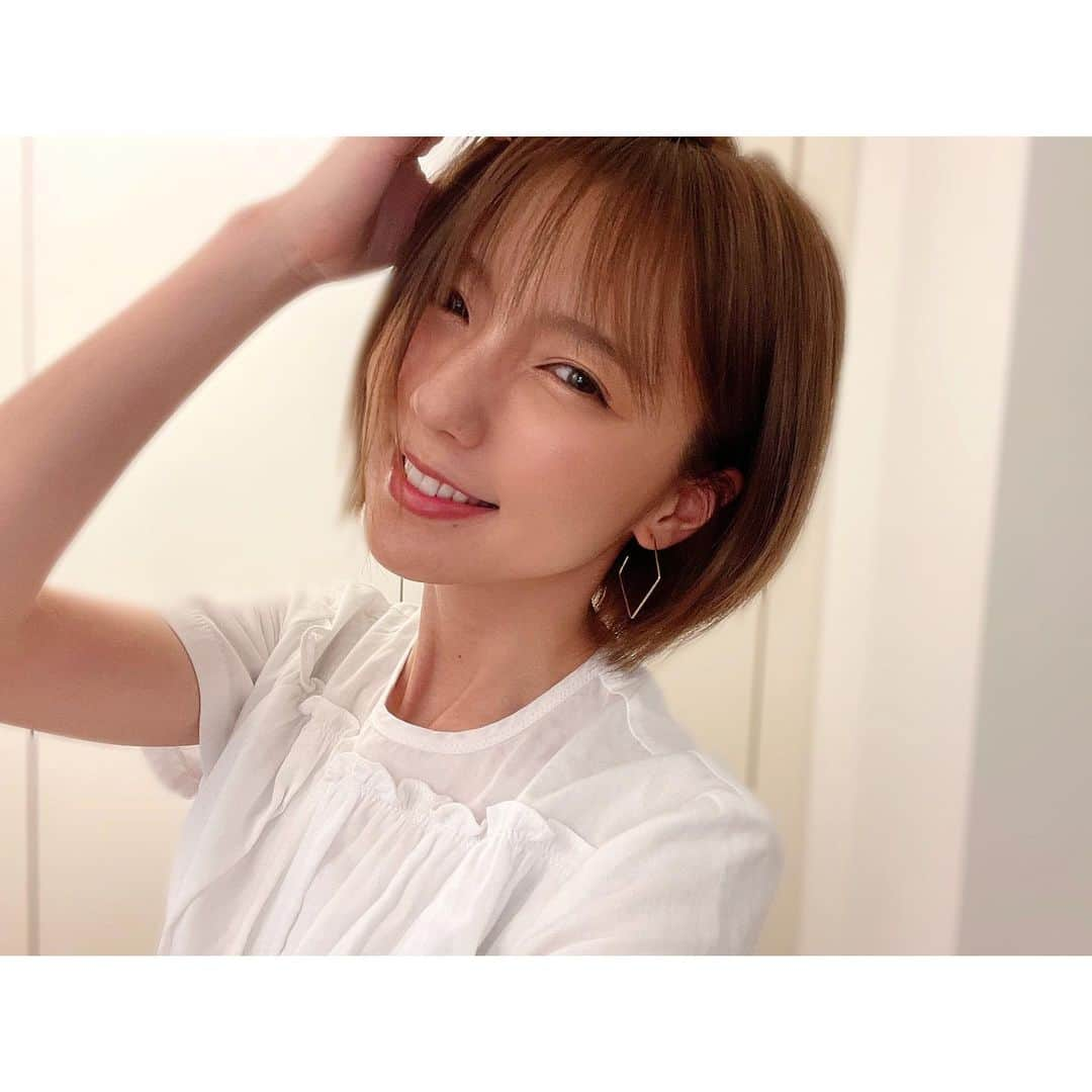 真野恵里菜さんのインスタグラム写真 - (真野恵里菜Instagram)「今の髪型、 思ってた以上に気に入りました！！ 完全に自分の感覚だけど 髪型が変わることでこんなにも気持ちが変わるってすごい🤍 . . 今まで着てた洋服も 髪が短くなったことでまた印象が変わるから お出かけの時の服選びが楽しくなりそう🤗 #ショートボブ #グラデーションボブ #ヘアスタイル」7月21日 22時27分 - erinamano_official