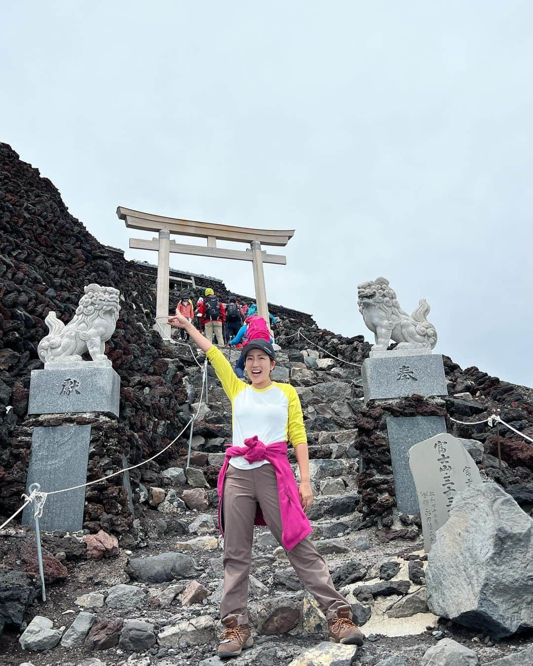 庄司ゆうこさんのインスタグラム写真 - (庄司ゆうこInstagram)「富士山登山、無事に下山も出来て帰ってきましたぁー😭✨ 達成感半端ない😂❣️ 昔から運動大嫌いで通知表では体育はずっと5段階中2だったし、運動神経0な私が富士山登って下山出来たって自分でも本当にびっくり‼️笑 間違いなく一緒に行ったメンバーのおかげ🥺 私がもう無理ーとか弱音吐き出したときに、私の大好きなglobeの曲を流してくれたりして、テンション上がって歌いながら登るとあっという間で、整体の先生が休憩中にマッサージしてくれたり、飴やお菓子も休憩のたびにみんなに配ってくれたり本当に感謝しかない、、😭✨ それにしても下山のとき、めちゃくちゃいい天気で加工なしでこの写真、凄くないですか？✨ 日焼け止めが汗で落ちたのか左側の顔と首だけガッツリ日焼けしてしまったけど、、😭 日本で1番高い場所に行けたのは本当にいい思い出だし、一生に一度は富士山登山オススメします✨✨ ガイドさんに産後5ヶ月って話したら、そんな人、前代未聞って言われたけどね🤣 子供たちが大きくなったらまた一緒に登ることがあるかなぁ🥰 最後のゴールしたときの動画をももちゃんに見せたら、『ママおばぁちゃんみたいだけど大丈夫？』って言われてしまった🤣 今日は絶賛筋肉痛でよちよち歩き出し、しゃがんだり、立ち上がったりするのが激痛、、😭 まだまだ余韻に浸ってますが、明日から日常生活に戻りたいと思います🥺 #富士山#富士山登山#登山#登山コーデ#登山女子#山頂#下山#快晴#晴れ女#炸裂#出発の時の雨と風はどこへ？笑」7月22日 0時23分 - yuko.shoji