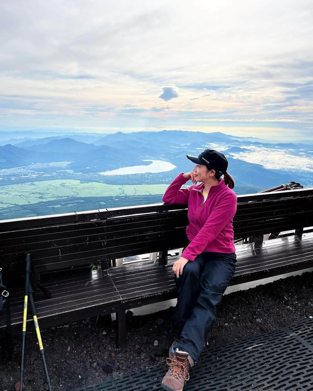 庄司ゆうこさんのインスタグラム写真 - (庄司ゆうこInstagram)「富士山登山、無事に下山も出来て帰ってきましたぁー😭✨ 達成感半端ない😂❣️ 昔から運動大嫌いで通知表では体育はずっと5段階中2だったし、運動神経0な私が富士山登って下山出来たって自分でも本当にびっくり‼️笑 間違いなく一緒に行ったメンバーのおかげ🥺 私がもう無理ーとか弱音吐き出したときに、私の大好きなglobeの曲を流してくれたりして、テンション上がって歌いながら登るとあっという間で、整体の先生が休憩中にマッサージしてくれたり、飴やお菓子も休憩のたびにみんなに配ってくれたり本当に感謝しかない、、😭✨ それにしても下山のとき、めちゃくちゃいい天気で加工なしでこの写真、凄くないですか？✨ 日焼け止めが汗で落ちたのか左側の顔と首だけガッツリ日焼けしてしまったけど、、😭 日本で1番高い場所に行けたのは本当にいい思い出だし、一生に一度は富士山登山オススメします✨✨ ガイドさんに産後5ヶ月って話したら、そんな人、前代未聞って言われたけどね🤣 子供たちが大きくなったらまた一緒に登ることがあるかなぁ🥰 最後のゴールしたときの動画をももちゃんに見せたら、『ママおばぁちゃんみたいだけど大丈夫？』って言われてしまった🤣 今日は絶賛筋肉痛でよちよち歩き出し、しゃがんだり、立ち上がったりするのが激痛、、😭 まだまだ余韻に浸ってますが、明日から日常生活に戻りたいと思います🥺 #富士山#富士山登山#登山#登山コーデ#登山女子#山頂#下山#快晴#晴れ女#炸裂#出発の時の雨と風はどこへ？笑」7月22日 0時23分 - yuko.shoji