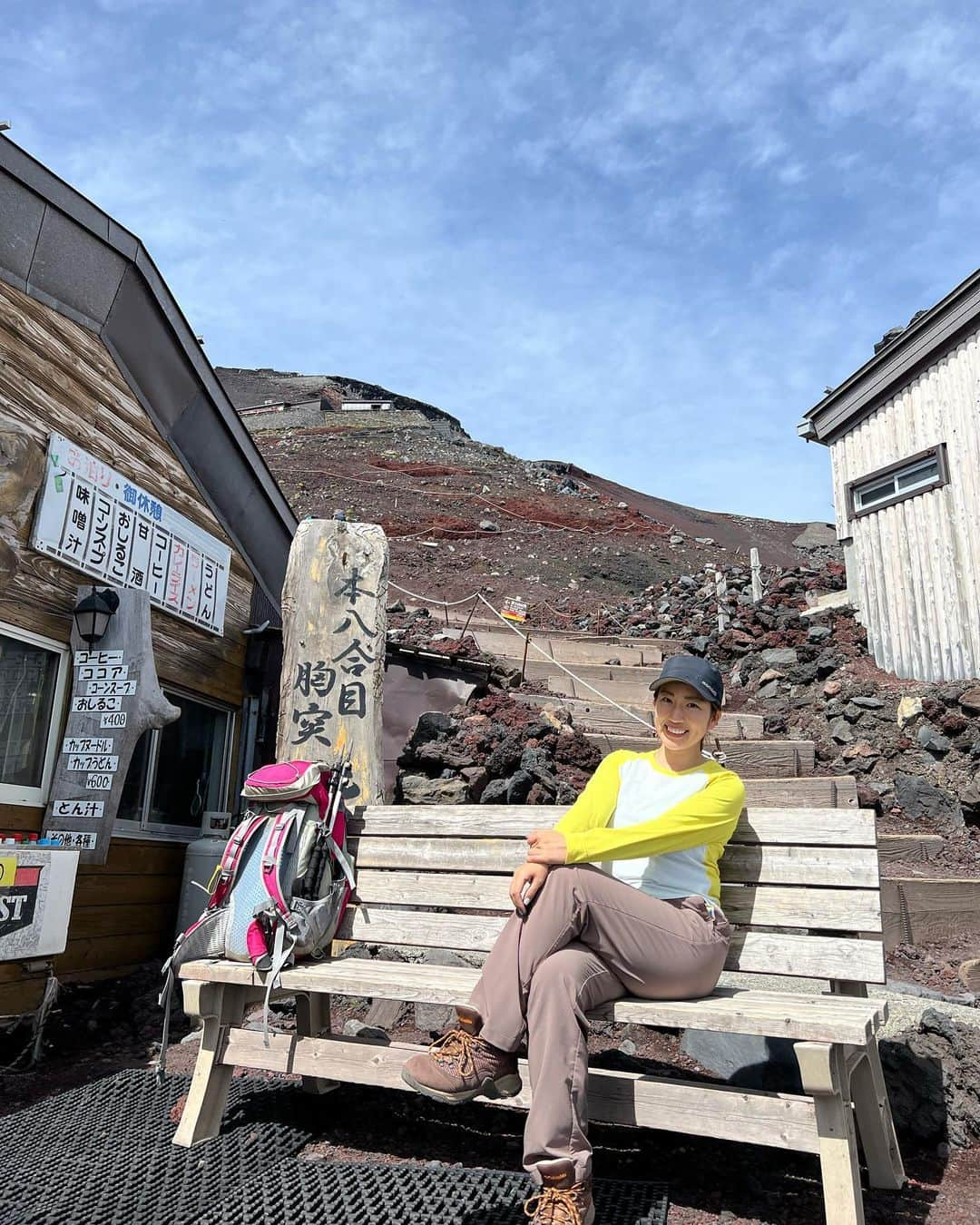 庄司ゆうこさんのインスタグラム写真 - (庄司ゆうこInstagram)「富士山登山、無事に下山も出来て帰ってきましたぁー😭✨ 達成感半端ない😂❣️ 昔から運動大嫌いで通知表では体育はずっと5段階中2だったし、運動神経0な私が富士山登って下山出来たって自分でも本当にびっくり‼️笑 間違いなく一緒に行ったメンバーのおかげ🥺 私がもう無理ーとか弱音吐き出したときに、私の大好きなglobeの曲を流してくれたりして、テンション上がって歌いながら登るとあっという間で、整体の先生が休憩中にマッサージしてくれたり、飴やお菓子も休憩のたびにみんなに配ってくれたり本当に感謝しかない、、😭✨ それにしても下山のとき、めちゃくちゃいい天気で加工なしでこの写真、凄くないですか？✨ 日焼け止めが汗で落ちたのか左側の顔と首だけガッツリ日焼けしてしまったけど、、😭 日本で1番高い場所に行けたのは本当にいい思い出だし、一生に一度は富士山登山オススメします✨✨ ガイドさんに産後5ヶ月って話したら、そんな人、前代未聞って言われたけどね🤣 子供たちが大きくなったらまた一緒に登ることがあるかなぁ🥰 最後のゴールしたときの動画をももちゃんに見せたら、『ママおばぁちゃんみたいだけど大丈夫？』って言われてしまった🤣 今日は絶賛筋肉痛でよちよち歩き出し、しゃがんだり、立ち上がったりするのが激痛、、😭 まだまだ余韻に浸ってますが、明日から日常生活に戻りたいと思います🥺 #富士山#富士山登山#登山#登山コーデ#登山女子#山頂#下山#快晴#晴れ女#炸裂#出発の時の雨と風はどこへ？笑」7月22日 0時23分 - yuko.shoji