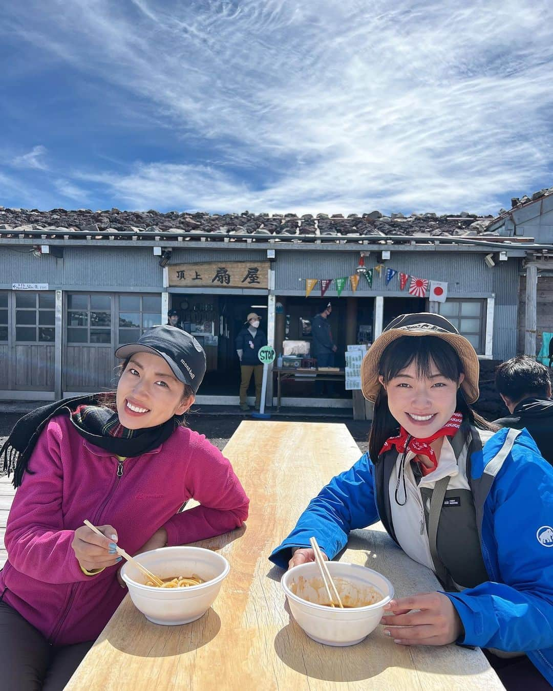 庄司ゆうこさんのインスタグラム写真 - (庄司ゆうこInstagram)「富士山登山、無事に下山も出来て帰ってきましたぁー😭✨ 達成感半端ない😂❣️ 昔から運動大嫌いで通知表では体育はずっと5段階中2だったし、運動神経0な私が富士山登って下山出来たって自分でも本当にびっくり‼️笑 間違いなく一緒に行ったメンバーのおかげ🥺 私がもう無理ーとか弱音吐き出したときに、私の大好きなglobeの曲を流してくれたりして、テンション上がって歌いながら登るとあっという間で、整体の先生が休憩中にマッサージしてくれたり、飴やお菓子も休憩のたびにみんなに配ってくれたり本当に感謝しかない、、😭✨ それにしても下山のとき、めちゃくちゃいい天気で加工なしでこの写真、凄くないですか？✨ 日焼け止めが汗で落ちたのか左側の顔と首だけガッツリ日焼けしてしまったけど、、😭 日本で1番高い場所に行けたのは本当にいい思い出だし、一生に一度は富士山登山オススメします✨✨ ガイドさんに産後5ヶ月って話したら、そんな人、前代未聞って言われたけどね🤣 子供たちが大きくなったらまた一緒に登ることがあるかなぁ🥰 最後のゴールしたときの動画をももちゃんに見せたら、『ママおばぁちゃんみたいだけど大丈夫？』って言われてしまった🤣 今日は絶賛筋肉痛でよちよち歩き出し、しゃがんだり、立ち上がったりするのが激痛、、😭 まだまだ余韻に浸ってますが、明日から日常生活に戻りたいと思います🥺 #富士山#富士山登山#登山#登山コーデ#登山女子#山頂#下山#快晴#晴れ女#炸裂#出発の時の雨と風はどこへ？笑」7月22日 0時23分 - yuko.shoji