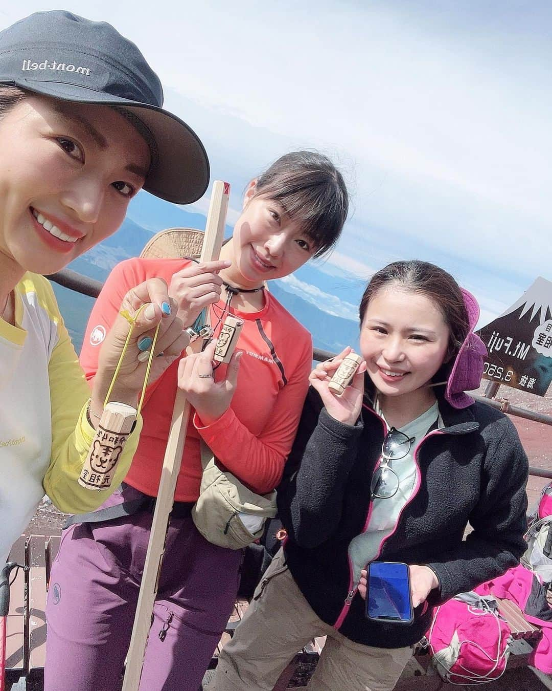 庄司ゆうこさんのインスタグラム写真 - (庄司ゆうこInstagram)「富士山登山、無事に下山も出来て帰ってきましたぁー😭✨ 達成感半端ない😂❣️ 昔から運動大嫌いで通知表では体育はずっと5段階中2だったし、運動神経0な私が富士山登って下山出来たって自分でも本当にびっくり‼️笑 間違いなく一緒に行ったメンバーのおかげ🥺 私がもう無理ーとか弱音吐き出したときに、私の大好きなglobeの曲を流してくれたりして、テンション上がって歌いながら登るとあっという間で、整体の先生が休憩中にマッサージしてくれたり、飴やお菓子も休憩のたびにみんなに配ってくれたり本当に感謝しかない、、😭✨ それにしても下山のとき、めちゃくちゃいい天気で加工なしでこの写真、凄くないですか？✨ 日焼け止めが汗で落ちたのか左側の顔と首だけガッツリ日焼けしてしまったけど、、😭 日本で1番高い場所に行けたのは本当にいい思い出だし、一生に一度は富士山登山オススメします✨✨ ガイドさんに産後5ヶ月って話したら、そんな人、前代未聞って言われたけどね🤣 子供たちが大きくなったらまた一緒に登ることがあるかなぁ🥰 最後のゴールしたときの動画をももちゃんに見せたら、『ママおばぁちゃんみたいだけど大丈夫？』って言われてしまった🤣 今日は絶賛筋肉痛でよちよち歩き出し、しゃがんだり、立ち上がったりするのが激痛、、😭 まだまだ余韻に浸ってますが、明日から日常生活に戻りたいと思います🥺 #富士山#富士山登山#登山#登山コーデ#登山女子#山頂#下山#快晴#晴れ女#炸裂#出発の時の雨と風はどこへ？笑」7月22日 0時23分 - yuko.shoji