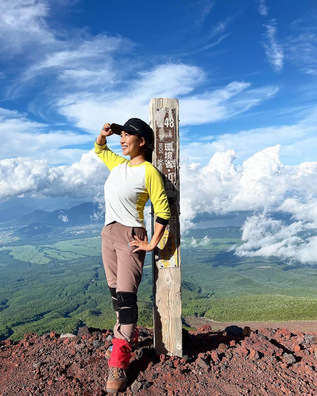 庄司ゆうこさんのインスタグラム写真 - (庄司ゆうこInstagram)「富士山登山、無事に下山も出来て帰ってきましたぁー😭✨ 達成感半端ない😂❣️ 昔から運動大嫌いで通知表では体育はずっと5段階中2だったし、運動神経0な私が富士山登って下山出来たって自分でも本当にびっくり‼️笑 間違いなく一緒に行ったメンバーのおかげ🥺 私がもう無理ーとか弱音吐き出したときに、私の大好きなglobeの曲を流してくれたりして、テンション上がって歌いながら登るとあっという間で、整体の先生が休憩中にマッサージしてくれたり、飴やお菓子も休憩のたびにみんなに配ってくれたり本当に感謝しかない、、😭✨ それにしても下山のとき、めちゃくちゃいい天気で加工なしでこの写真、凄くないですか？✨ 日焼け止めが汗で落ちたのか左側の顔と首だけガッツリ日焼けしてしまったけど、、😭 日本で1番高い場所に行けたのは本当にいい思い出だし、一生に一度は富士山登山オススメします✨✨ ガイドさんに産後5ヶ月って話したら、そんな人、前代未聞って言われたけどね🤣 子供たちが大きくなったらまた一緒に登ることがあるかなぁ🥰 最後のゴールしたときの動画をももちゃんに見せたら、『ママおばぁちゃんみたいだけど大丈夫？』って言われてしまった🤣 今日は絶賛筋肉痛でよちよち歩き出し、しゃがんだり、立ち上がったりするのが激痛、、😭 まだまだ余韻に浸ってますが、明日から日常生活に戻りたいと思います🥺 #富士山#富士山登山#登山#登山コーデ#登山女子#山頂#下山#快晴#晴れ女#炸裂#出発の時の雨と風はどこへ？笑」7月22日 0時23分 - yuko.shoji