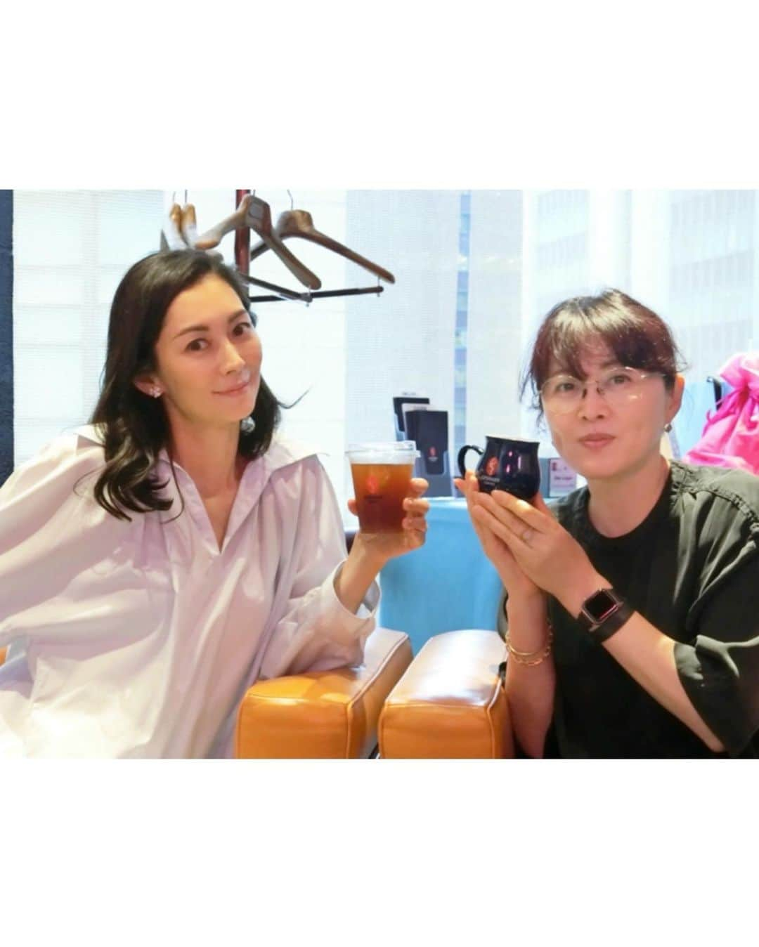 伊東美咲さんのインスタグラム写真 - (伊東美咲Instagram)「撮影後にGeshary Coffeeへ、 仲良しスタッフさんのお誕生日に幾つかのコーヒーを飲み比べました。 コスタリカに誕生した Gesharyさんの 自社農園ハシエンダコペイの 最高品質のコーヒーです。 パティシエさんが店舗で作られる手作りのスイーツの数々はどれも感動の美味しさです。  #Gesharyコーヒー #Coffee #Afternoonteatime #世界一のコーヒー #Gesharysweets」7月22日 11時31分 - misaki_ito_official