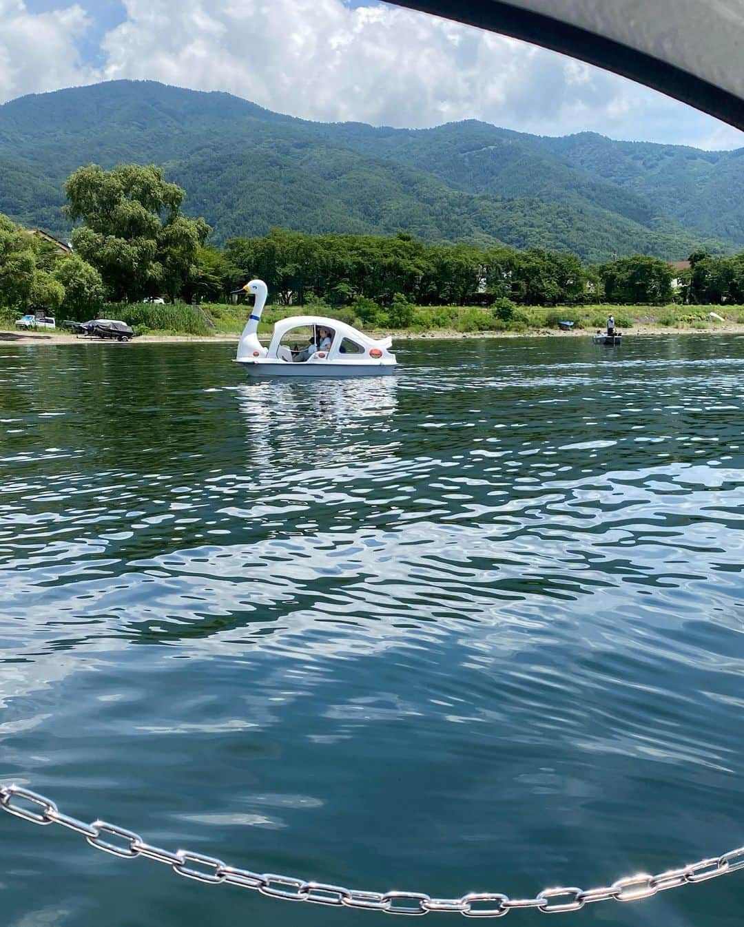 中西悠理さんのインスタグラム写真 - (中西悠理Instagram)「お休みに初めて 山梨県の河口湖に行ってきました。  写真は湖のほとりのカフェでくつろいだ時のものです。目の前の水面と奥にどっしり構える富士山、紫陽花やラベンダーもすごく綺麗でした！  レトロなスワンボートにも乗ったのですが、 操舵がうまく行かなくて、びっくりするくらい左右に揺れました🦢 スワンボートってこんなに怖かったっけ…！？  #河口湖 #cafemimi  #珍道中」7月22日 11時44分 - yuuri.nakanishi