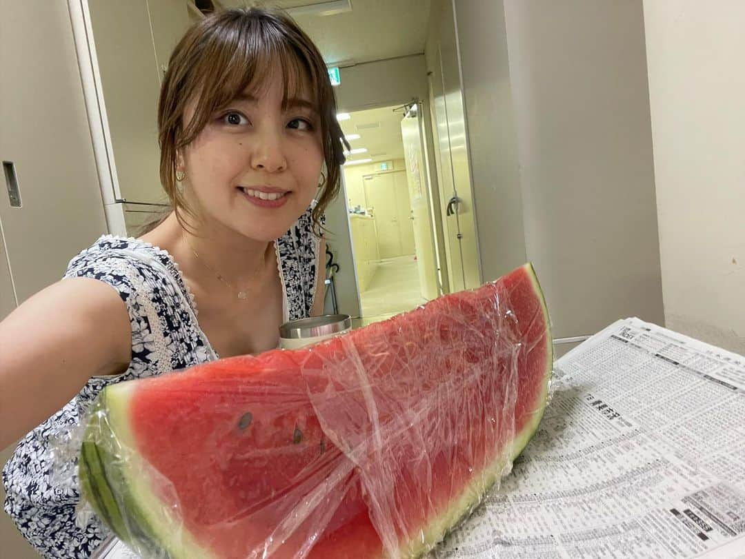 磯田彩実さんのインスタグラム写真 - (磯田彩実Instagram)「. ジャンボスイカ🍉！！！！！  わかるかな？大きいの🍉！！！✨  平本先生、ごちそうさまです🥰🍉💕  #スイカ #でっかー！！！！」7月22日 11時52分 - ayami_isoda.tvh7