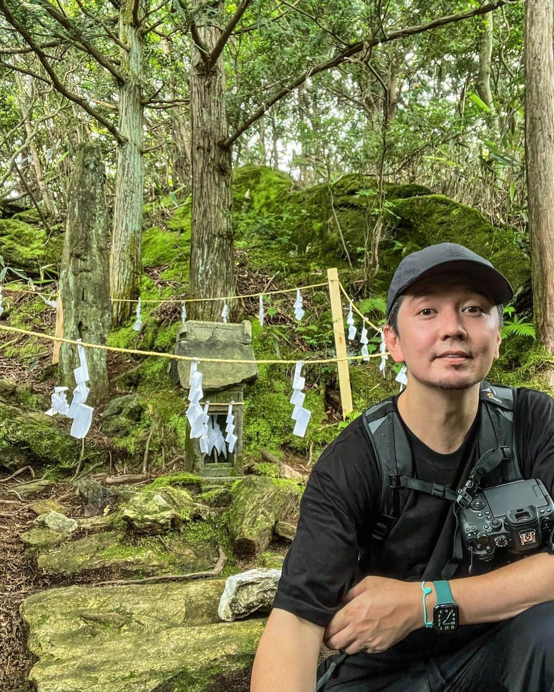 SHOCK EYEさんのインスタグラム写真 - (SHOCK EYEInstagram)「茨城県にある御岩神社⛩  ある宇宙飛行士が宇宙から日本を見下ろした時に、この御岩神社から空に向かって光の柱が立っていたのが見えたと言う。  ここは、神社好き界隈では有名な超絶パワースポット✨🙏  自然信仰、山岳信仰の地であり、神仏習合時代の色合いを強く残す御岩山は、縄文時代から神域とされてる場所だよ。  本殿の裏手から山にあがっていく片道１時間の登山道。  雨上がりの山は鮮やかな緑に色づいて、なんとも言えない雰囲気を醸し出していたよ。  途中、山間に鎮座するお気に入りの、かびれ神宮に手を合わせた後、 また山頂を目指して登っていく。  そして、やっと辿り着いた山頂。 見晴らしのいい山頂。 実は、そこに静かに立つ石柱がある。   小さな祠に石柱。  まさに神域、、 そんな感じの雰囲気。 手を合わせ、感謝を伝え、最後に写真を撮らせてもらいます🙏 とお願いをしてからパチリ📸  どう？ 伝わるかな？  この雰囲気。  このパワーを皆さんにお裾分け✨  #御岩神社 #茨城県 #御岩山 #かびれ神宮 #山岳信仰 #自然信仰 #パワースポット」7月22日 11時54分 - shockeye_official