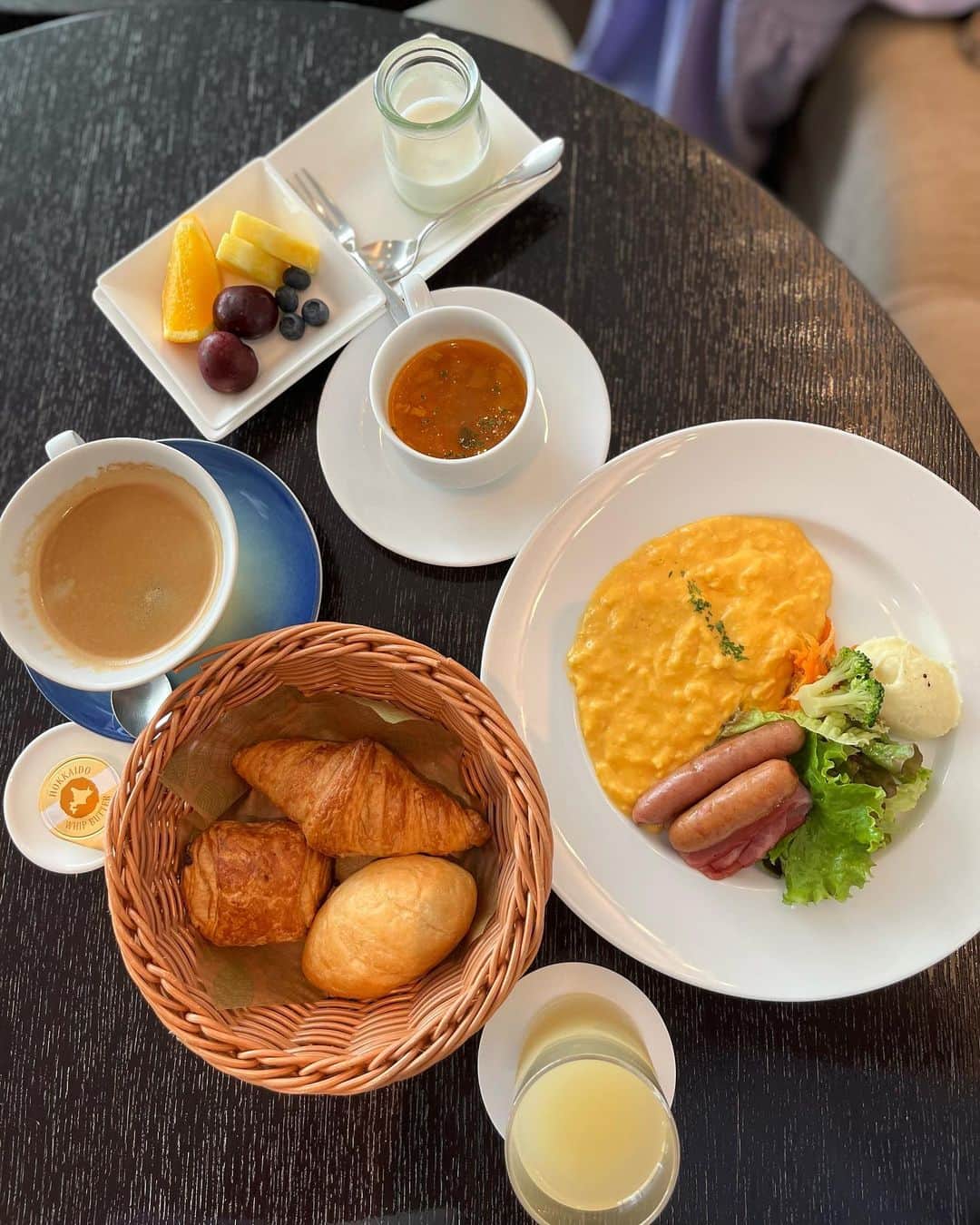 渋谷恭子さんのインスタグラム写真 - (渋谷恭子Instagram)「今朝の朝食  ♢アメリカンブレックファースト ♢エッグベネディクト  2種類ありましたが… 私はアメリカンブレックファースト 一緒に宿泊した @izumi.hakamata ちゃんは エッグベネディクトにしたよ✨  選べるジュースorミルク 選べる卵料理withベーコン＆ソーセージ  グリーンサラダ・本日のスープ・パンの盛り合わせ 季節のフルーツとプレーンヨーグルト コーヒーor紅茶　  とっても充実したブレックファーストでした💓  #泊まれる美術館 でもある パークホテル東京 @parkhoteltokyo   25Fにあるアートカラーズダイニングでも 素敵なアートが楽しめたよ✨  #loveparkhoteltokyo #parkhoteltokyo #汐留 #東京ホテル #パークホテル東京 #汐留ホテル #都内 #ホテルステイ #朝食 #ホテル朝食 #アメリカンブレックファースト」7月22日 12時18分 - kyoko.86