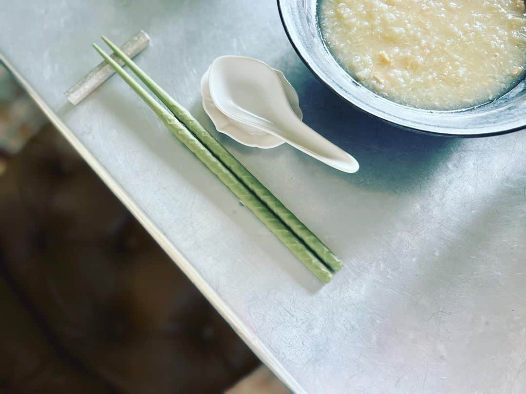 神崎恵さんのインスタグラム写真 - (神崎恵Instagram)「・ 朝トレーニングを終えて、 少しはやい昼ごはん。 うずらのたまごの醤油漬けが食べたくて、 参鶏湯にのせていただきました。 うずらのたまご。焼いても、揚げても、漬けても美味しい。 中華丼のうずらも、茶碗蒸しのうずらも、特別なんだな。 午後からの撮影も頑張ってきます。  #おうちごはん」7月22日 13時04分 - megumi_kanzaki