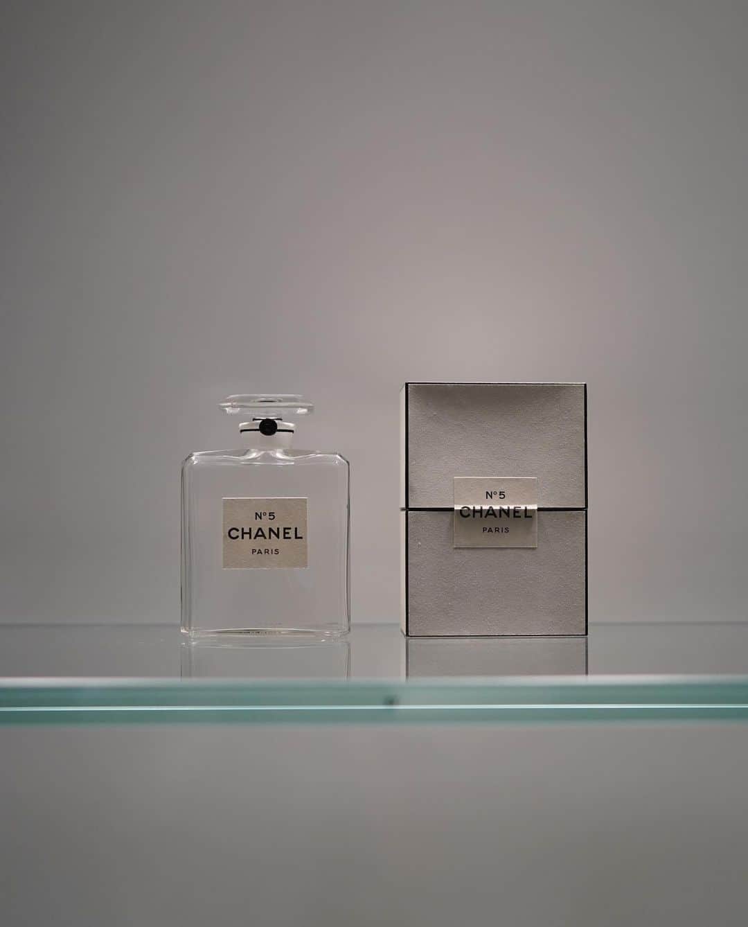 鈴木六夏さんのインスタグラム写真 - (鈴木六夏Instagram)「@chanelofficial を代表する香り「№５」  “現代女性の目に見えないアクセサリー”  ⚫︎1921年に誕生。 ⚫︎初の天然香料と合成香料の合成香水。 ⚫︎当時の装飾的なガラス瓶でなく シンプルで直線的なラインの四角いボトルも革新的で伝説となった香水。  (2枚め)我が家にあった 現代風に日常使いしやすくなっている スプレータイプ！  #ガブリエルシャネル展  #許可を頂いて撮影しています」7月22日 13時32分 - rikuka.62
