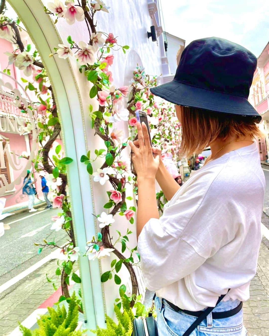 みまるさんのインスタグラム写真 - (みまるInstagram)「オールドタウン二日間行った👏 食べ物屋さんたくさんで胃袋が足りない🥹  有名なお店ミートンポー！ 4年前にも来たことあった😌🌟 その時は何も知らずにツアーで連れてこられた笑笑 ホッケンミーが美味しすぎた😋😋😋 けど、、、 多分この生卵にあたって次の日 絶望的な辛さを味わいました😇人生初😇  でも本当に美味しかったからまた食べたい笑笑  #みまる #mimaru #🇹🇭 #海外移住 #タイ #バンコク #タイ移住 #バンコク生活 #bangkok #thailand #海外生活  #海外旅行  #ナチュラルライフ #干物女 #自由人 #youtuber #バンコク情報  #みまるチャンネル #在タイ日本人 #在タイ #Phuket #oldtown #プーケット旅行 #phuketoldtown #meetonpoe #ホッケンミー #プーケットグルメ #プーケット観光 #プーケットオールドタウン」7月22日 14時33分 - mimaru_dayo