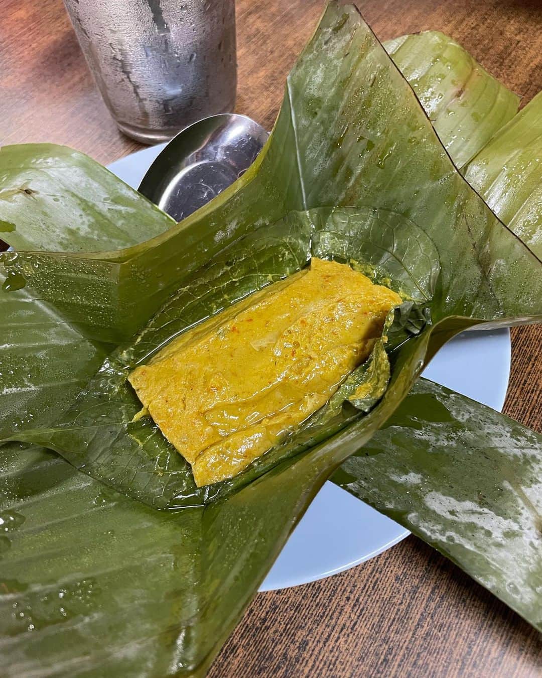 みまるさんのインスタグラム写真 - (みまるInstagram)「オールドタウン二日間行った👏 食べ物屋さんたくさんで胃袋が足りない🥹  有名なお店ミートンポー！ 4年前にも来たことあった😌🌟 その時は何も知らずにツアーで連れてこられた笑笑 ホッケンミーが美味しすぎた😋😋😋 けど、、、 多分この生卵にあたって次の日 絶望的な辛さを味わいました😇人生初😇  でも本当に美味しかったからまた食べたい笑笑  #みまる #mimaru #🇹🇭 #海外移住 #タイ #バンコク #タイ移住 #バンコク生活 #bangkok #thailand #海外生活  #海外旅行  #ナチュラルライフ #干物女 #自由人 #youtuber #バンコク情報  #みまるチャンネル #在タイ日本人 #在タイ #Phuket #oldtown #プーケット旅行 #phuketoldtown #meetonpoe #ホッケンミー #プーケットグルメ #プーケット観光 #プーケットオールドタウン」7月22日 14時33分 - mimaru_dayo