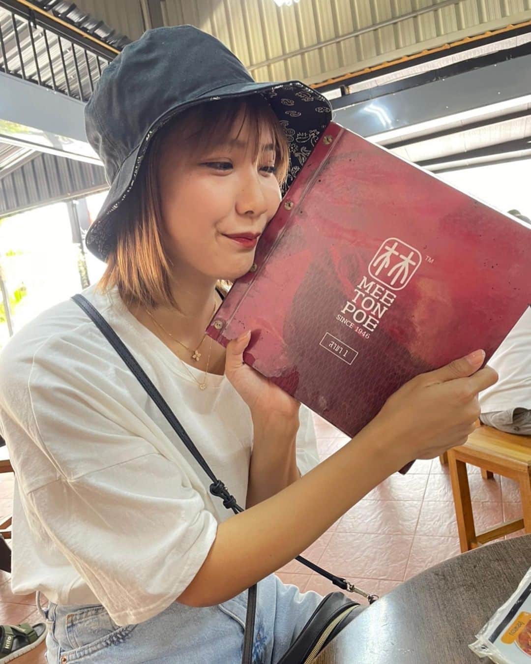 みまるさんのインスタグラム写真 - (みまるInstagram)「オールドタウン二日間行った👏 食べ物屋さんたくさんで胃袋が足りない🥹  有名なお店ミートンポー！ 4年前にも来たことあった😌🌟 その時は何も知らずにツアーで連れてこられた笑笑 ホッケンミーが美味しすぎた😋😋😋 けど、、、 多分この生卵にあたって次の日 絶望的な辛さを味わいました😇人生初😇  でも本当に美味しかったからまた食べたい笑笑  #みまる #mimaru #🇹🇭 #海外移住 #タイ #バンコク #タイ移住 #バンコク生活 #bangkok #thailand #海外生活  #海外旅行  #ナチュラルライフ #干物女 #自由人 #youtuber #バンコク情報  #みまるチャンネル #在タイ日本人 #在タイ #Phuket #oldtown #プーケット旅行 #phuketoldtown #meetonpoe #ホッケンミー #プーケットグルメ #プーケット観光 #プーケットオールドタウン」7月22日 14時33分 - mimaru_dayo