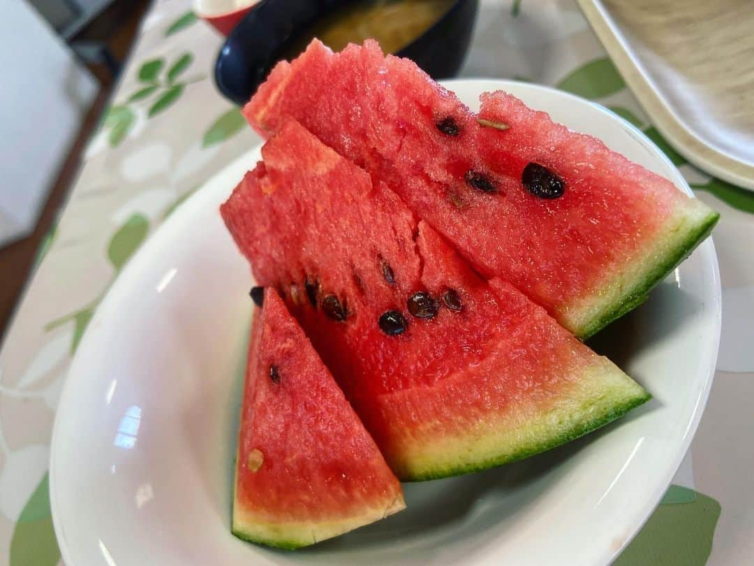 島津咲苗さんのインスタグラム写真 - (島津咲苗Instagram)「今日の幸せ報告🍉  森永さんにいただいた 甘〜いスイカをみんなでいただきました。 2回おかわりして 7切れくらい食べちゃった...」7月22日 14時46分 - sanae_shimazu