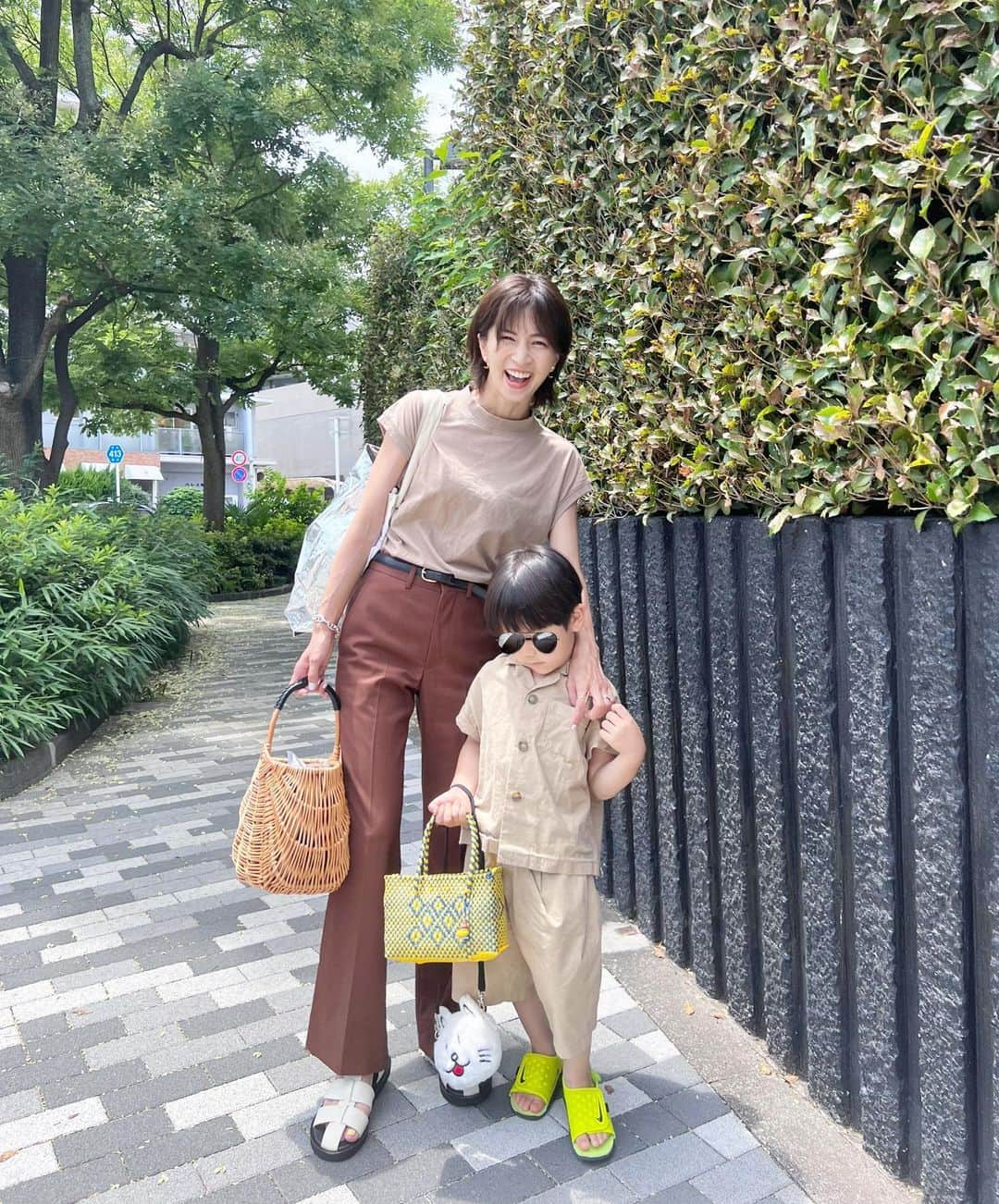 安田美沙子さんのインスタグラム写真 - (安田美沙子Instagram)「なんとなーく親子コーデ✨  YouTubeの撮影に夏休みなので 参加してもらいました！  こんな風にくっついてくれるのも 今だけなんだろうなぁ。。 「やめて！」って言われた。笑  頼もしくなって、いっぱいお手伝いできるように✨  ありがとうね。。 だいすきだなー。。  夏休みのおやくそくを書いて もらったら、「やりたいこと」 だった。  センターみなみにいきたい キッズリゾートにいきたい おすしとこうえん？ くもん レストラン  上２つは一緒や🤣  Tshirts.. @reedit_official  pants.. @beautifulpeople_officialsite  setup.. @yarn.official_  #親子コーデ　#boy #5yearsold @misako.sari.home 本日20時公開✨」7月22日 14時50分 - yasuda_misako