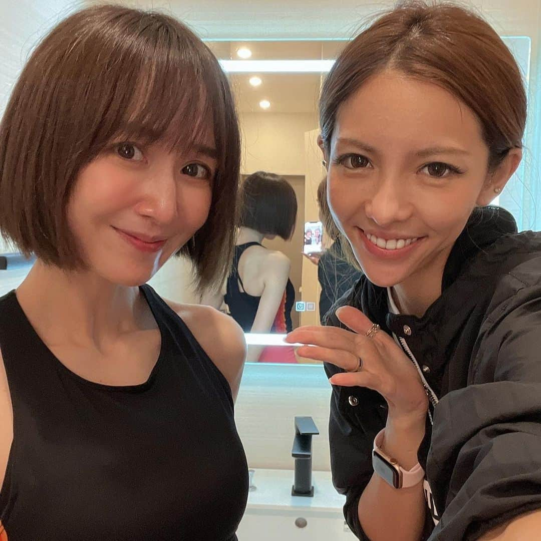 山川恵里佳さんのインスタグラム写真 - (山川恵里佳Instagram)「@threeb_fitness   前半はれいかちゃん✴︎ お尻も脚も美しいれいかちゃんに 大事なポイントをしっかり聞いたので 今夜から実践してみる🍑  後半はとましゅん✴︎ にこにこしながら限界を超えさせてくれる☻ 上半身もきっちり整えてもらいました！  今日のウエアも可愛かった♡  @reika.kataoka  @tmsn_fitness   #threeb #トレーニング #お尻トレーニング #スリービー #やまかわトレ」7月22日 15時54分 - erika_3_official