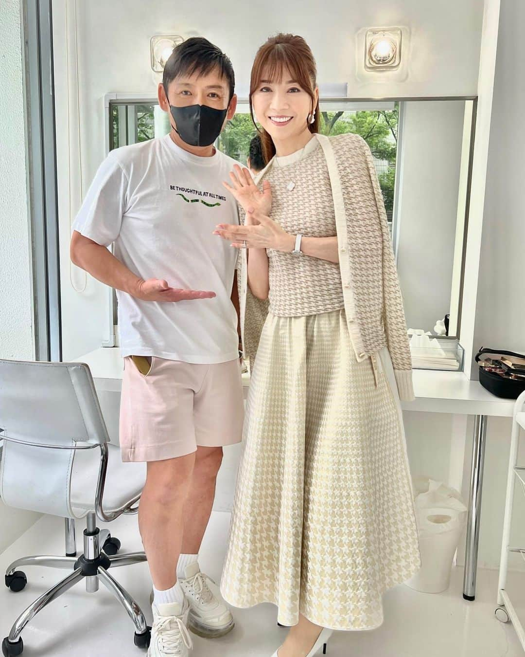 君島十和子さんのインスタグラム写真 - (君島十和子Instagram)「・ 本日の撮影  広尾のスタジオにて！ 黒田啓蔵先生ヘアメイク @kurodakeizo  その上で 業界の姫君様との撮影でした💕💕💕  目から入ってくる情報は ダイレクトに脳に 伝わりますので、 今日も美のエモーショナルパワー たくさん頂きました！！！  また、お会い出来る事を楽しみに しております🍀  photo:山田英博さん lighter:吉野ユリ子さん  @25ansjp @25ans_beauty #黒田啓蔵先生 #美の巨匠#ゴットハンド #感性のアップデート #アイシャドウはルナソル EX24#チークはドルガバ」7月22日 16時06分 - ftcbeauty.official