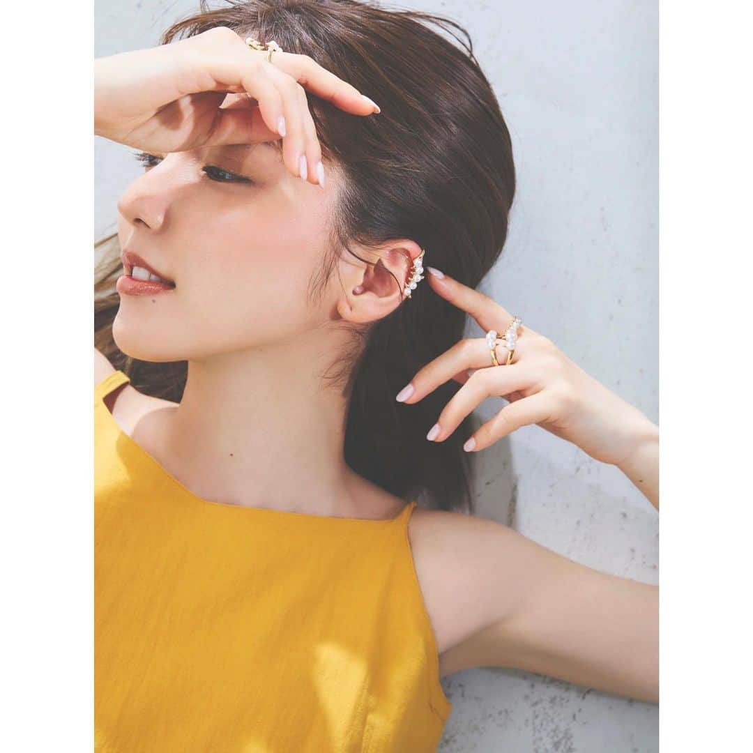 真野恵里菜さんのインスタグラム写真 - (真野恵里菜Instagram)「【真野恵里菜×TASAKI】 @classy_mag_insta  ジュエリー特集💎 記事はCLASSY.ONLINEにて！ . . パールだけどデザインがカッコよくて とっても素敵なジュエリーでした💛 #classymagazine  #TASAKI #パールジュエリー　 #リング #イヤーカフ」7月22日 16時32分 - erinamano_official