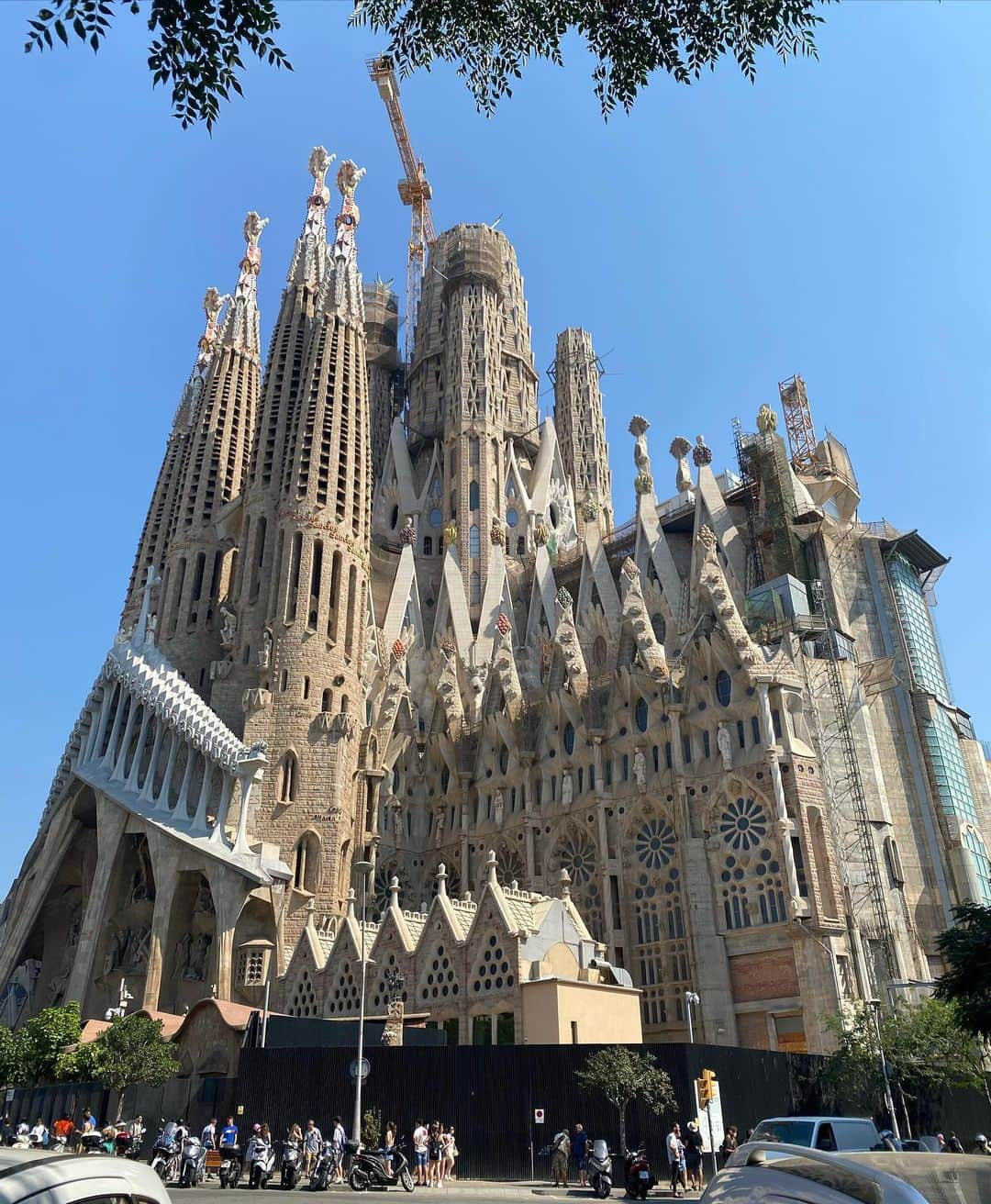 市原彩花さんのインスタグラム写真 - (市原彩花Instagram)「Sagrada Familia🇪🇸  8年ぶりのサグラダファミリア！ また来れて嬉しい😆💖 8年前よりも大きくなってる！(画像5枚目)  150年もの間、建設と修復が続いてるサグラダファミリア😳 2026年に完成するらしい！(本当？🤣) 終わったらまた見に来たいな☺️  #sagradafamilia#サグラダファミリア#barcelona#バルセロナ#barcelonatrip#spain#スペイン#spaintravel#visitspain#スペイン旅行#スペイン観光#ガウディ#海外旅行#ヨーロッパ#ヨーロッパ旅行#バルセロナ旅行#バルセロナ観光#世界遺産#japanesegirl#asianmodel」7月22日 17時16分 - ayaka_ichihara