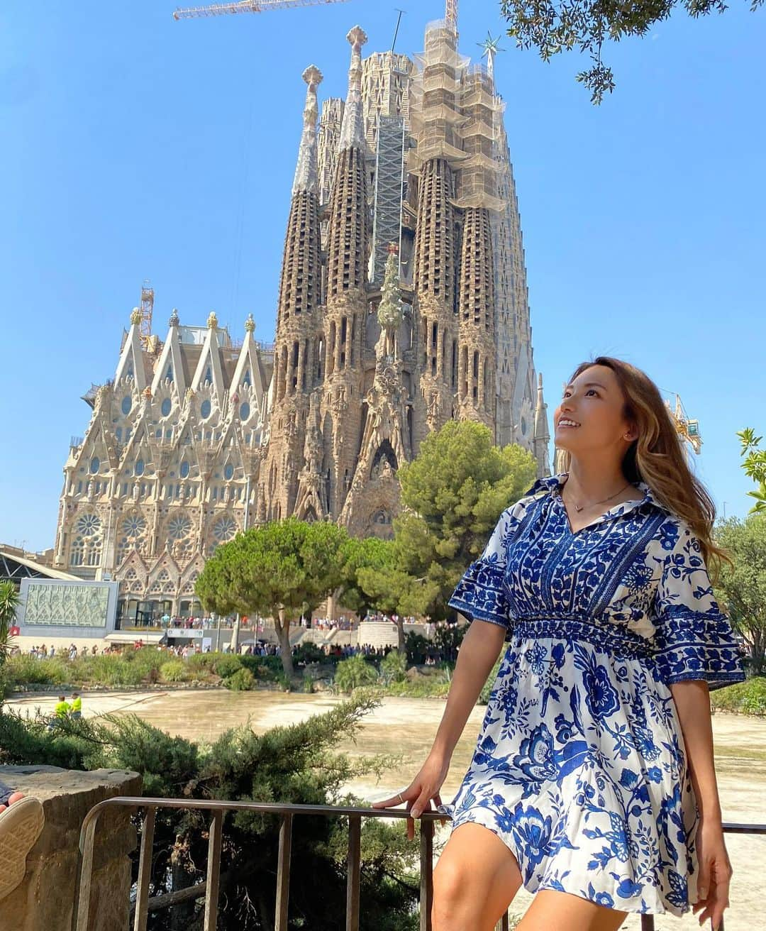 市原彩花さんのインスタグラム写真 - (市原彩花Instagram)「Sagrada Familia🇪🇸  8年ぶりのサグラダファミリア！ また来れて嬉しい😆💖 8年前よりも大きくなってる！(画像5枚目)  150年もの間、建設と修復が続いてるサグラダファミリア😳 2026年に完成するらしい！(本当？🤣) 終わったらまた見に来たいな☺️  #sagradafamilia#サグラダファミリア#barcelona#バルセロナ#barcelonatrip#spain#スペイン#spaintravel#visitspain#スペイン旅行#スペイン観光#ガウディ#海外旅行#ヨーロッパ#ヨーロッパ旅行#バルセロナ旅行#バルセロナ観光#世界遺産#japanesegirl#asianmodel」7月22日 17時16分 - ayaka_ichihara