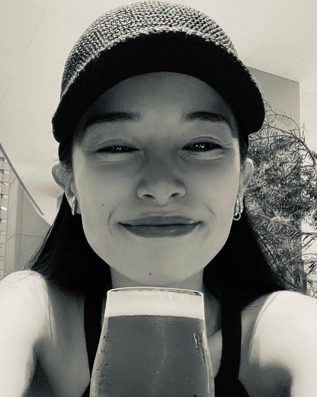 尾崎紗代子さんのインスタグラム写真 - (尾崎紗代子Instagram)「. 【悲報】 子供達が乾杯してくれる 1杯のビールがうますぎる... くぅ、幸せ....🥺 と思って飲み続けていたら...  ㊗️㊗️㊗️㊗️㊗️㊗️㊗️ ビール腹になりました。 ㊗️㊗️㊗️㊗️㊗️㊗️㊗️  これからはビールを飲む頻度を減らします。 いや、１日分くらい減らします。(小声)  #急募 #甘くなくてビールくらいの度数の飲みやすいお酒 #内臓脂肪つかないやつ #炭酸良いですね #焼酎しか飲んでこなかったからお酒全然知らない民 #レモンサワーなども甘くて苦手です #何偉そうに自分の好み語ってるの #すみません #でも切実に急募 #最近の水着写真は腹が肥える前のものになります #momlife #mommylife #mommy  #育児 #ママライフ  #5歳 #3歳 #0歳11ヶ月 #motherof3 #motherhood  #family #familyphoto  #3児のママ #3児ママ」7月22日 18時44分 - osayo_osayo