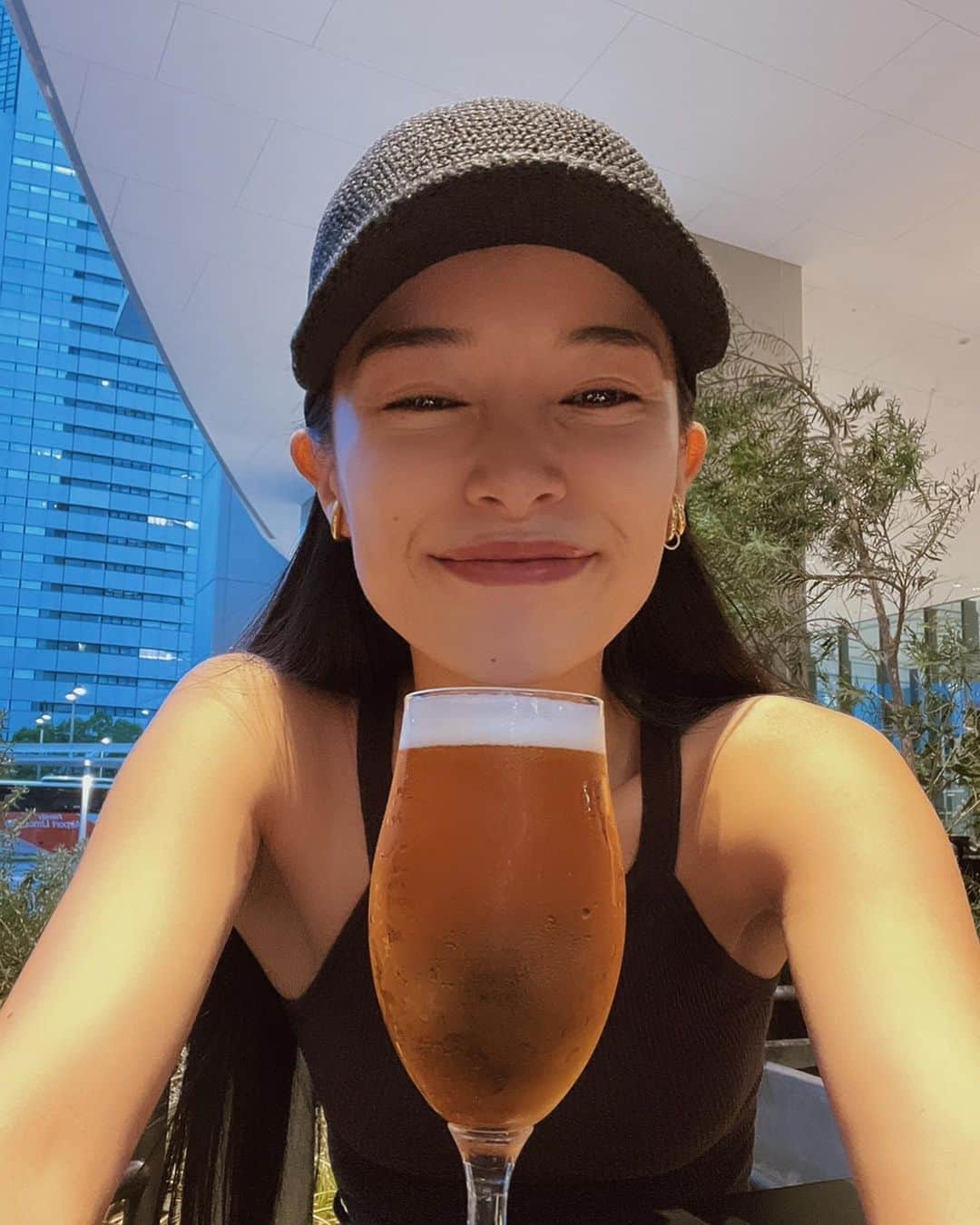 尾崎紗代子さんのインスタグラム写真 - (尾崎紗代子Instagram)「. 【悲報】 子供達が乾杯してくれる 1杯のビールがうますぎる... くぅ、幸せ....🥺 と思って飲み続けていたら...  ㊗️㊗️㊗️㊗️㊗️㊗️㊗️ ビール腹になりました。 ㊗️㊗️㊗️㊗️㊗️㊗️㊗️  これからはビールを飲む頻度を減らします。 いや、１日分くらい減らします。(小声)  #急募 #甘くなくてビールくらいの度数の飲みやすいお酒 #内臓脂肪つかないやつ #炭酸良いですね #焼酎しか飲んでこなかったからお酒全然知らない民 #レモンサワーなども甘くて苦手です #何偉そうに自分の好み語ってるの #すみません #でも切実に急募 #最近の水着写真は腹が肥える前のものになります #momlife #mommylife #mommy  #育児 #ママライフ  #5歳 #3歳 #0歳11ヶ月 #motherof3 #motherhood  #family #familyphoto  #3児のママ #3児ママ」7月22日 18時44分 - osayo_osayo