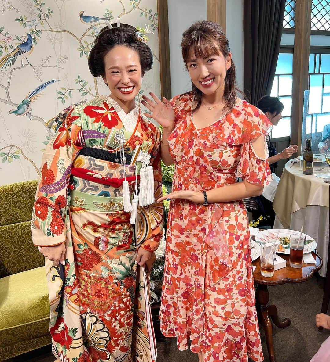 庄司ゆうこさんのインスタグラム写真 - (庄司ゆうこInstagram)「今日は鎌倉でもっちーの結婚式でした❣️ もう少しで10年近くの仲になるもっちー✨弊社養成スクール3期生に入ってくれ、その後もずーっと働いてくれていて、今ではインストラクター養成スクールまでやってくれているもっちー❣️ 本当に感謝しかないです😭✨ そんなもっちーの結婚式💒入場した時から泣きそうになり、友人まこりんからの手紙で涙が止まらなかったー😭✨ 和装がとっても似合っていて素敵な結婚式でした💓 最後の動画は最後まで見てねー笑 久しぶりの変顔コンビで変顔です🤪笑笑 今回はまこりんの勝ちやな🤣 #結婚式#結婚#おめでとう#鎌倉#和装#萬屋本店#ヨガインストラクター#ポジティブスターヨガ#ハッピーウェディング#末永くお幸せに」7月22日 20時46分 - yuko.shoji