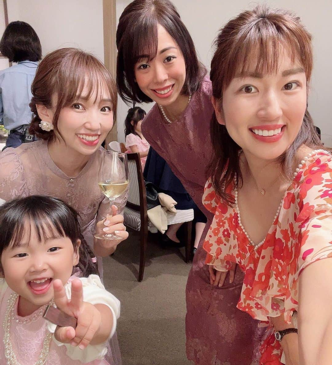 庄司ゆうこさんのインスタグラム写真 - (庄司ゆうこInstagram)「今日は鎌倉でもっちーの結婚式でした❣️ もう少しで10年近くの仲になるもっちー✨弊社養成スクール3期生に入ってくれ、その後もずーっと働いてくれていて、今ではインストラクター養成スクールまでやってくれているもっちー❣️ 本当に感謝しかないです😭✨ そんなもっちーの結婚式💒入場した時から泣きそうになり、友人まこりんからの手紙で涙が止まらなかったー😭✨ 和装がとっても似合っていて素敵な結婚式でした💓 最後の動画は最後まで見てねー笑 久しぶりの変顔コンビで変顔です🤪笑笑 今回はまこりんの勝ちやな🤣 #結婚式#結婚#おめでとう#鎌倉#和装#萬屋本店#ヨガインストラクター#ポジティブスターヨガ#ハッピーウェディング#末永くお幸せに」7月22日 20時46分 - yuko.shoji