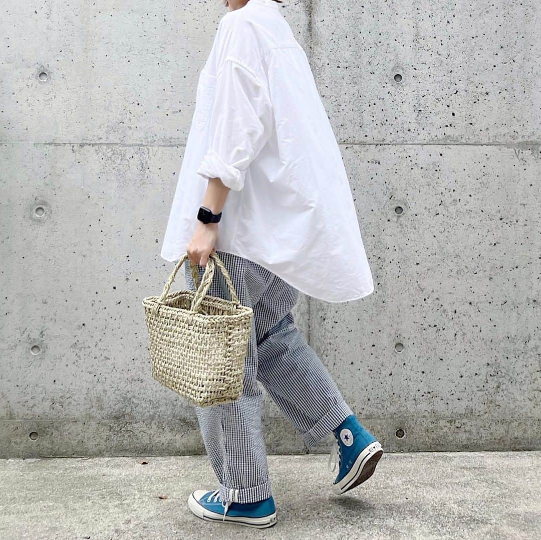 ryokoさんのインスタグラム写真 - (ryokoInstagram)「▪︎  カゴバッグを新調しました。 倉敷のいかご。い草の香りが大好きです🌿 白シャツとギンガムチェックのパンツといかごバッグ。  .  shirt #graphpaper  bottoms #harvesty bag #須浪亨商店 #いかご shoes #converse」7月22日 21時01分 - ryo___ka