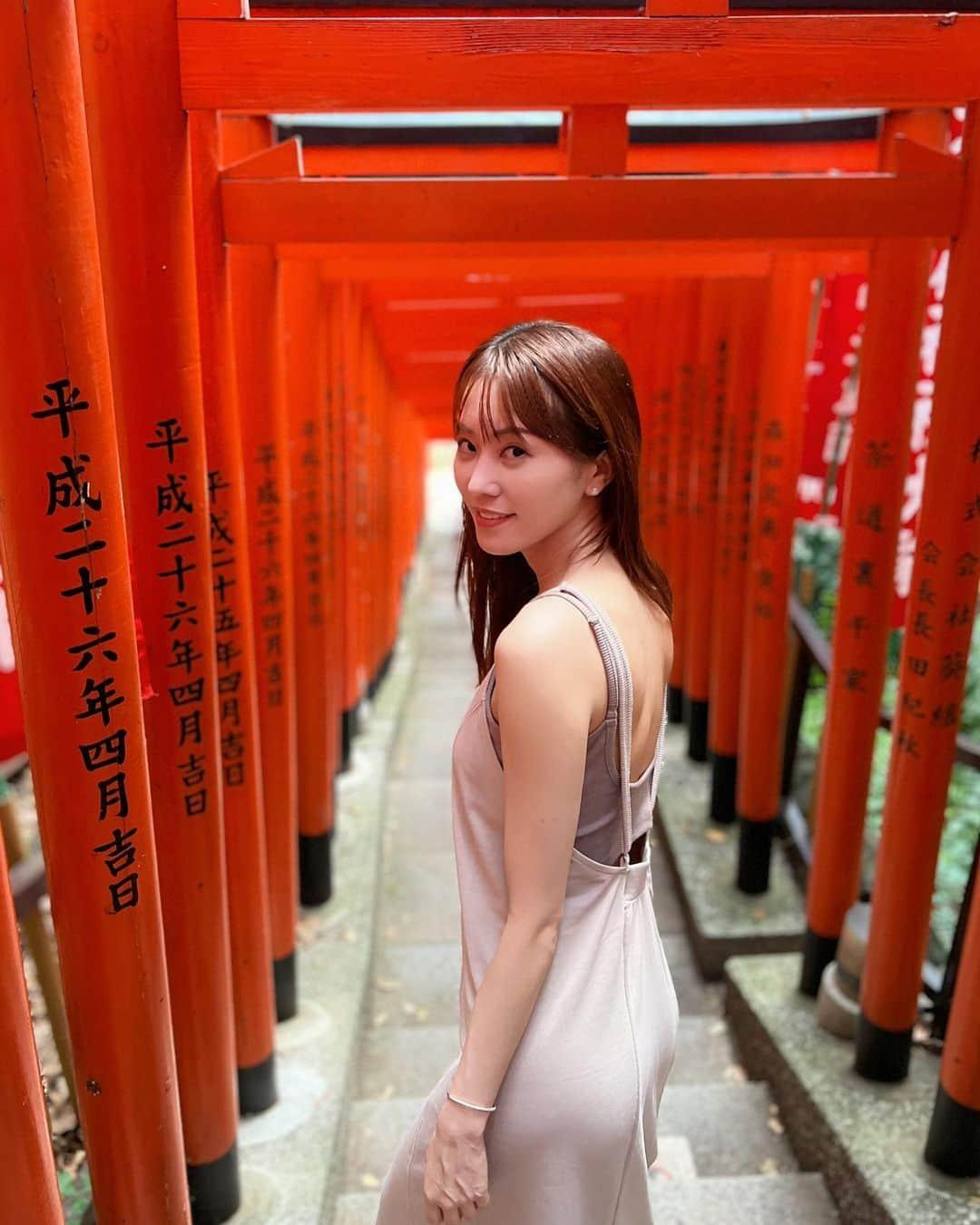 佐野真彩さんのインスタグラム写真 - (佐野真彩Instagram)「#日枝神社 ⛩ この日のワンピースも @tothesea_hawaii です。  そして後半は、先日会社メンバーで行った @la_bisboccia 🍷 ラビスボッチャは雰囲気もお料理もワインも大好きです！  さて、華金の本日は自宅でトップガンを観てます🏠 トップガン2→トップガンをおすすめしてもらっていたのですが...逆になっちゃった😅 みんなもう観たかな？  #ラビスボッチャ　#totheseahawaii #summerfashion #shrine #shrinegram #トップガン」7月22日 21時06分 - sano.maya