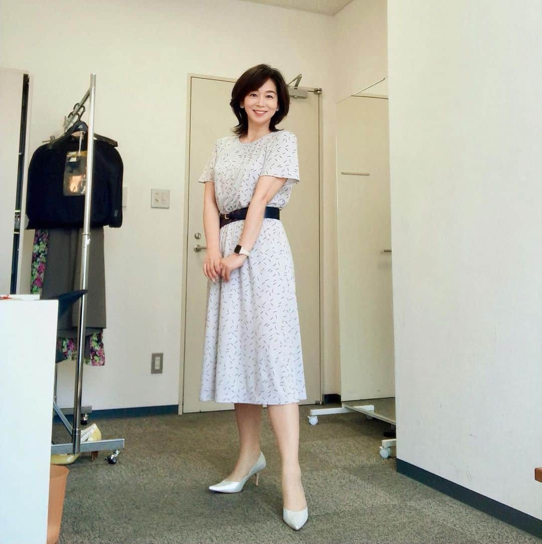 伊藤聡子さんのインスタグラム写真 - (伊藤聡子Instagram)「アップ♪の衣装は薄いグレーの柄のワンピースでした😁 差し入れに具沢山の天丼をいただきました😆 天ぷら、好きなんです〜😆 大きな海老天🦞むふ💕 #メーテレアップ#天丼#伊藤聡子」7月22日 21時30分 - satokoito73