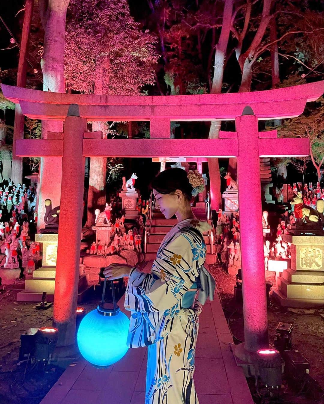 Manaさんのインスタグラム写真 - (ManaInstagram)「⛩🏮🦊𝐘𝐎𝐑𝐔  𝐌𝐎-𝐃𝐄 (ヨルモウデ：𝐯𝐢𝐬𝐢𝐭 𝐭𝐨 𝐚 𝐭𝐞𝐦𝐩𝐥𝐞 𝐚𝐭 𝐧𝐢𝐠𝐡𝐭) へ浴衣で行ってきました😊 ⁡ ヨルモウデは 日本三大稲荷の豊川稲荷とネイキッドが コラボしたニュースタイルの夜間参拝🙏💕 ⁡ 今回は夏の記念式典へご招待いただき ひと足先に体験して参りました！🐾 ⁡ アンバサダーのSANAさんともお写真を 撮らせていただいたり🥹お綺麗だったな…💘 ⁡ ⁡ 今まで全４回開催されてきて 私は２度目のヨルモウデでした♡ ⁡ ⁡ 普段は見ることができない 色鮮やかなライトアップが幻想的で 今回も終始感動🥲✨✨ ⁡ ⁡ さらに今回からはエリア拡大で 1000体並ぶ、迫力ある霊狐塚もライトアップ！ 強いパワーを感じましたよ💪🏻 ⁡ ⁡ 提灯の灯りが花火のかたちになっていたり 夏らしい演出も可愛かったなぁ🥰💜 ⁡ ⁡ 花みくじはカラフルなお花に ひとつずつ結ばれていて写真映え抜群💐 ⁡ ⁡ ヨルモウデ、夏のデートにも とてもおすすめです🫶💓 ⁡ ⁡ ⁡ 豊川稲荷　夏のヨルモウデは 7月22日(金)〜8月6日(土)までは毎日開催🦊 ⁡ ⁡ そのあとは豊川稲荷の縁日である 毎月第３金・土曜日に行われるそうですよ〜🐾 ⁡ ⁡ 皆さんも是非行ってみてくださいね😊🌻 ⁡ ⁡ ⁡ ⁡ ⁡ #toyokawainari #yorumode #nakedinc #japanesetemple #豊川稲荷 #ヨルモウデ #ネイキッド #ネイキッドインク #夜詣 #プロジェクションマッピング #花みくじ #おみくじ大吉 #おみくじ #提灯 #縁日 #お寺巡り #豊川 #愛知観光 #愛知旅行 #浴衣女子 #浴衣コーデ #浴衣ヘアアレンジ #浴衣好き #浴衣コーディネート」7月22日 22時48分 - mana.tcy