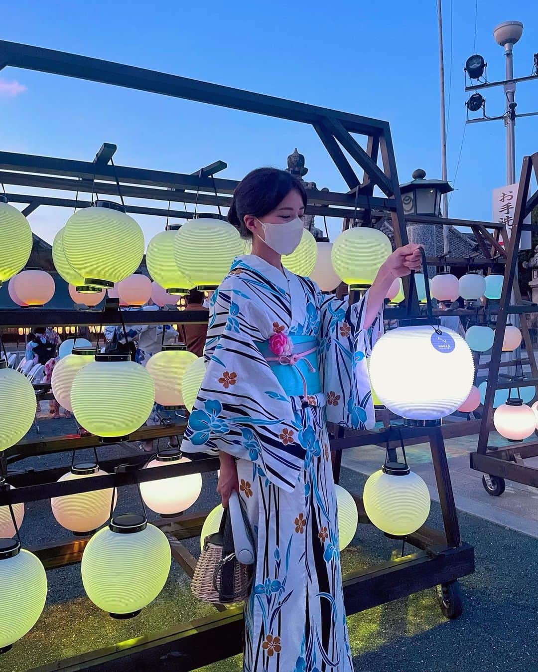 Manaさんのインスタグラム写真 - (ManaInstagram)「⛩🏮🦊𝐘𝐎𝐑𝐔  𝐌𝐎-𝐃𝐄 (ヨルモウデ：𝐯𝐢𝐬𝐢𝐭 𝐭𝐨 𝐚 𝐭𝐞𝐦𝐩𝐥𝐞 𝐚𝐭 𝐧𝐢𝐠𝐡𝐭) へ浴衣で行ってきました😊 ⁡ ヨルモウデは 日本三大稲荷の豊川稲荷とネイキッドが コラボしたニュースタイルの夜間参拝🙏💕 ⁡ 今回は夏の記念式典へご招待いただき ひと足先に体験して参りました！🐾 ⁡ アンバサダーのSANAさんともお写真を 撮らせていただいたり🥹お綺麗だったな…💘 ⁡ ⁡ 今まで全４回開催されてきて 私は２度目のヨルモウデでした♡ ⁡ ⁡ 普段は見ることができない 色鮮やかなライトアップが幻想的で 今回も終始感動🥲✨✨ ⁡ ⁡ さらに今回からはエリア拡大で 1000体並ぶ、迫力ある霊狐塚もライトアップ！ 強いパワーを感じましたよ💪🏻 ⁡ ⁡ 提灯の灯りが花火のかたちになっていたり 夏らしい演出も可愛かったなぁ🥰💜 ⁡ ⁡ 花みくじはカラフルなお花に ひとつずつ結ばれていて写真映え抜群💐 ⁡ ⁡ ヨルモウデ、夏のデートにも とてもおすすめです🫶💓 ⁡ ⁡ ⁡ 豊川稲荷　夏のヨルモウデは 7月22日(金)〜8月6日(土)までは毎日開催🦊 ⁡ ⁡ そのあとは豊川稲荷の縁日である 毎月第３金・土曜日に行われるそうですよ〜🐾 ⁡ ⁡ 皆さんも是非行ってみてくださいね😊🌻 ⁡ ⁡ ⁡ ⁡ ⁡ #toyokawainari #yorumode #nakedinc #japanesetemple #豊川稲荷 #ヨルモウデ #ネイキッド #ネイキッドインク #夜詣 #プロジェクションマッピング #花みくじ #おみくじ大吉 #おみくじ #提灯 #縁日 #お寺巡り #豊川 #愛知観光 #愛知旅行 #浴衣女子 #浴衣コーデ #浴衣ヘアアレンジ #浴衣好き #浴衣コーディネート」7月22日 22時48分 - mana.tcy