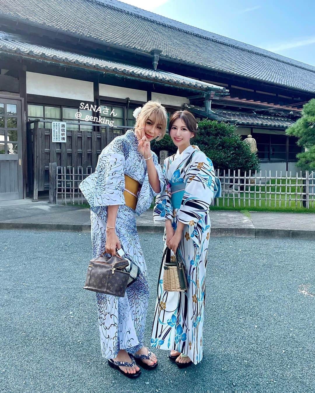 Manaさんのインスタグラム写真 - (ManaInstagram)「⛩🏮🦊𝐘𝐎𝐑𝐔  𝐌𝐎-𝐃𝐄 (ヨルモウデ：𝐯𝐢𝐬𝐢𝐭 𝐭𝐨 𝐚 𝐭𝐞𝐦𝐩𝐥𝐞 𝐚𝐭 𝐧𝐢𝐠𝐡𝐭) へ浴衣で行ってきました😊 ⁡ ヨルモウデは 日本三大稲荷の豊川稲荷とネイキッドが コラボしたニュースタイルの夜間参拝🙏💕 ⁡ 今回は夏の記念式典へご招待いただき ひと足先に体験して参りました！🐾 ⁡ アンバサダーのSANAさんともお写真を 撮らせていただいたり🥹お綺麗だったな…💘 ⁡ ⁡ 今まで全４回開催されてきて 私は２度目のヨルモウデでした♡ ⁡ ⁡ 普段は見ることができない 色鮮やかなライトアップが幻想的で 今回も終始感動🥲✨✨ ⁡ ⁡ さらに今回からはエリア拡大で 1000体並ぶ、迫力ある霊狐塚もライトアップ！ 強いパワーを感じましたよ💪🏻 ⁡ ⁡ 提灯の灯りが花火のかたちになっていたり 夏らしい演出も可愛かったなぁ🥰💜 ⁡ ⁡ 花みくじはカラフルなお花に ひとつずつ結ばれていて写真映え抜群💐 ⁡ ⁡ ヨルモウデ、夏のデートにも とてもおすすめです🫶💓 ⁡ ⁡ ⁡ 豊川稲荷　夏のヨルモウデは 7月22日(金)〜8月6日(土)までは毎日開催🦊 ⁡ ⁡ そのあとは豊川稲荷の縁日である 毎月第３金・土曜日に行われるそうですよ〜🐾 ⁡ ⁡ 皆さんも是非行ってみてくださいね😊🌻 ⁡ ⁡ ⁡ ⁡ ⁡ #toyokawainari #yorumode #nakedinc #japanesetemple #豊川稲荷 #ヨルモウデ #ネイキッド #ネイキッドインク #夜詣 #プロジェクションマッピング #花みくじ #おみくじ大吉 #おみくじ #提灯 #縁日 #お寺巡り #豊川 #愛知観光 #愛知旅行 #浴衣女子 #浴衣コーデ #浴衣ヘアアレンジ #浴衣好き #浴衣コーディネート」7月22日 22時48分 - mana.tcy