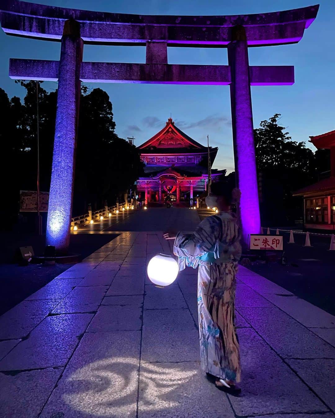 Manaさんのインスタグラム写真 - (ManaInstagram)「⛩🏮🦊𝐘𝐎𝐑𝐔  𝐌𝐎-𝐃𝐄 (ヨルモウデ：𝐯𝐢𝐬𝐢𝐭 𝐭𝐨 𝐚 𝐭𝐞𝐦𝐩𝐥𝐞 𝐚𝐭 𝐧𝐢𝐠𝐡𝐭) へ浴衣で行ってきました😊 ⁡ ヨルモウデは 日本三大稲荷の豊川稲荷とネイキッドが コラボしたニュースタイルの夜間参拝🙏💕 ⁡ 今回は夏の記念式典へご招待いただき ひと足先に体験して参りました！🐾 ⁡ アンバサダーのSANAさんともお写真を 撮らせていただいたり🥹お綺麗だったな…💘 ⁡ ⁡ 今まで全４回開催されてきて 私は２度目のヨルモウデでした♡ ⁡ ⁡ 普段は見ることができない 色鮮やかなライトアップが幻想的で 今回も終始感動🥲✨✨ ⁡ ⁡ さらに今回からはエリア拡大で 1000体並ぶ、迫力ある霊狐塚もライトアップ！ 強いパワーを感じましたよ💪🏻 ⁡ ⁡ 提灯の灯りが花火のかたちになっていたり 夏らしい演出も可愛かったなぁ🥰💜 ⁡ ⁡ 花みくじはカラフルなお花に ひとつずつ結ばれていて写真映え抜群💐 ⁡ ⁡ ヨルモウデ、夏のデートにも とてもおすすめです🫶💓 ⁡ ⁡ ⁡ 豊川稲荷　夏のヨルモウデは 7月22日(金)〜8月6日(土)までは毎日開催🦊 ⁡ ⁡ そのあとは豊川稲荷の縁日である 毎月第３金・土曜日に行われるそうですよ〜🐾 ⁡ ⁡ 皆さんも是非行ってみてくださいね😊🌻 ⁡ ⁡ ⁡ ⁡ ⁡ #toyokawainari #yorumode #nakedinc #japanesetemple #豊川稲荷 #ヨルモウデ #ネイキッド #ネイキッドインク #夜詣 #プロジェクションマッピング #花みくじ #おみくじ大吉 #おみくじ #提灯 #縁日 #お寺巡り #豊川 #愛知観光 #愛知旅行 #浴衣女子 #浴衣コーデ #浴衣ヘアアレンジ #浴衣好き #浴衣コーディネート」7月22日 22時48分 - mana.tcy