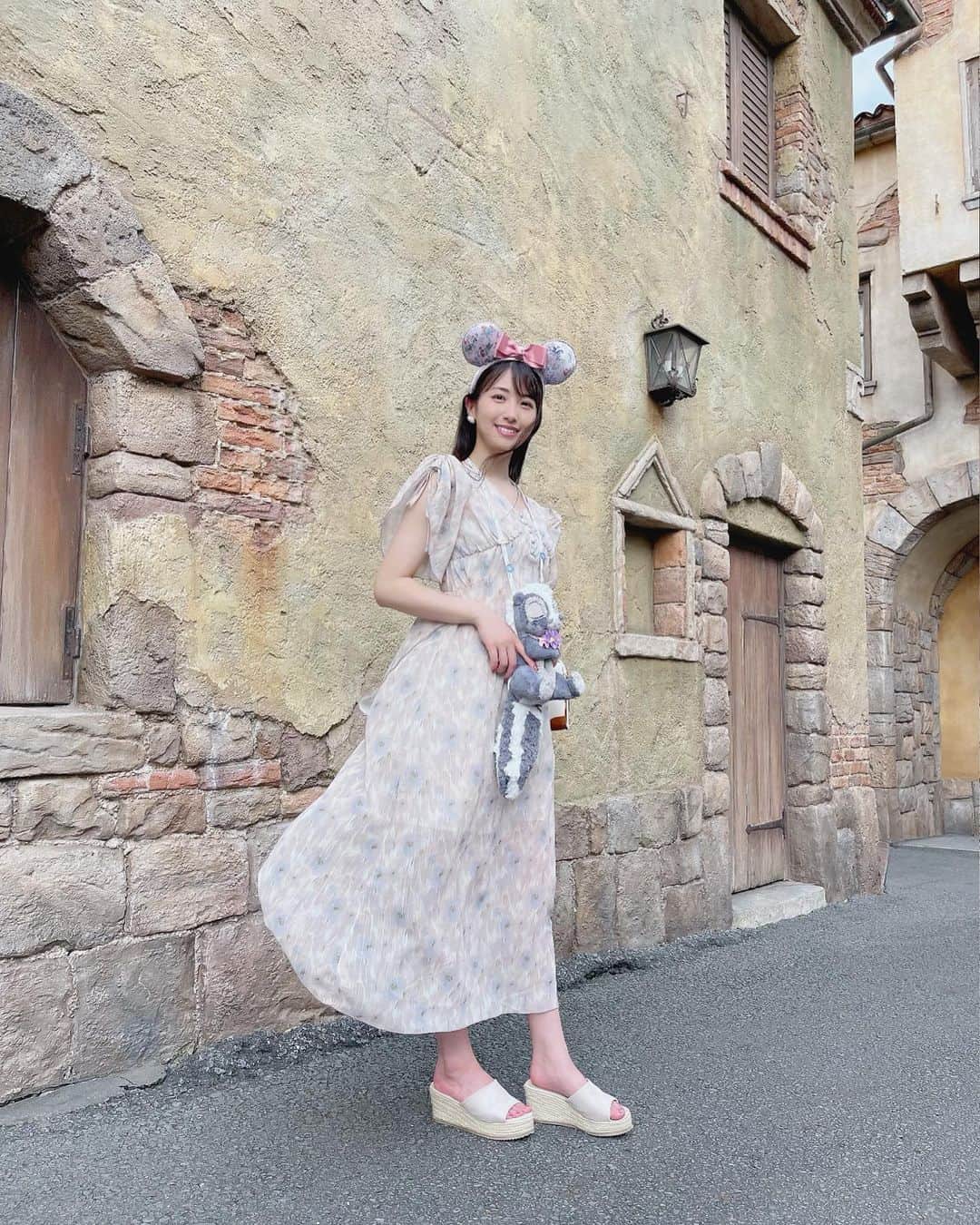 関根ささらさんのインスタグラム写真 - (関根ささらInstagram)「春に発売されてやっと使えたカチューシャとショルダーバッグ♡  季節外れだけどお洋服にぴったりだったので装着したよ💗💐(ほんとはこの壁で撮る予定だったので同じ場所で、、、！笑)  ワンピースは菅野結以ちゃんのブランド #crayme @crayme_official の新作ワンピース🌷めちゃくちゃ可愛くて展示会で一目惚れしました……！！！  サンダルは #grl @grl_official 👡 バッグは #accommode @accommode 👜 . . . . #ディズニーコーデ #ディズニーグラム #東京ディズニーシー #東京ディズニーリゾート #tokyodisneysea #tokyodisneyresort #tdr #tds #tokyodisney #disneyoutfits #disneyootd #ootd #菅野結以 ちゃん #クレイミー #fashonista #コーデ記録 #disneyfashion #disneyfashionista」7月22日 23時15分 - sasarasekine