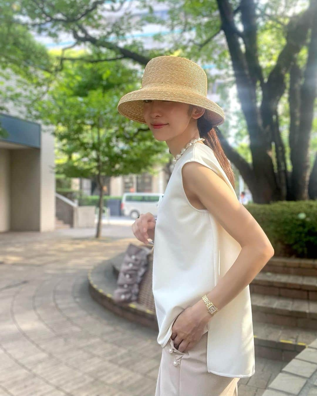 木本泉さんのインスタグラム写真 - (木本泉Instagram)「- 暑くてヘトヘト☀️ ビル風が涼しくて気持ち良く感じた夕方✨  暑いとベージュやホワイトをついつい手に取ってしまう🤍  パンツはホームクリーニングして洗いっぱなしで着てます🧺 夏はお手入れが楽なのが⭕️  coordinate tops #theoryluxe  pants #fleur_clothes bag #fleur_bag hat #石田製帽」7月23日 0時15分 - izumikimoto