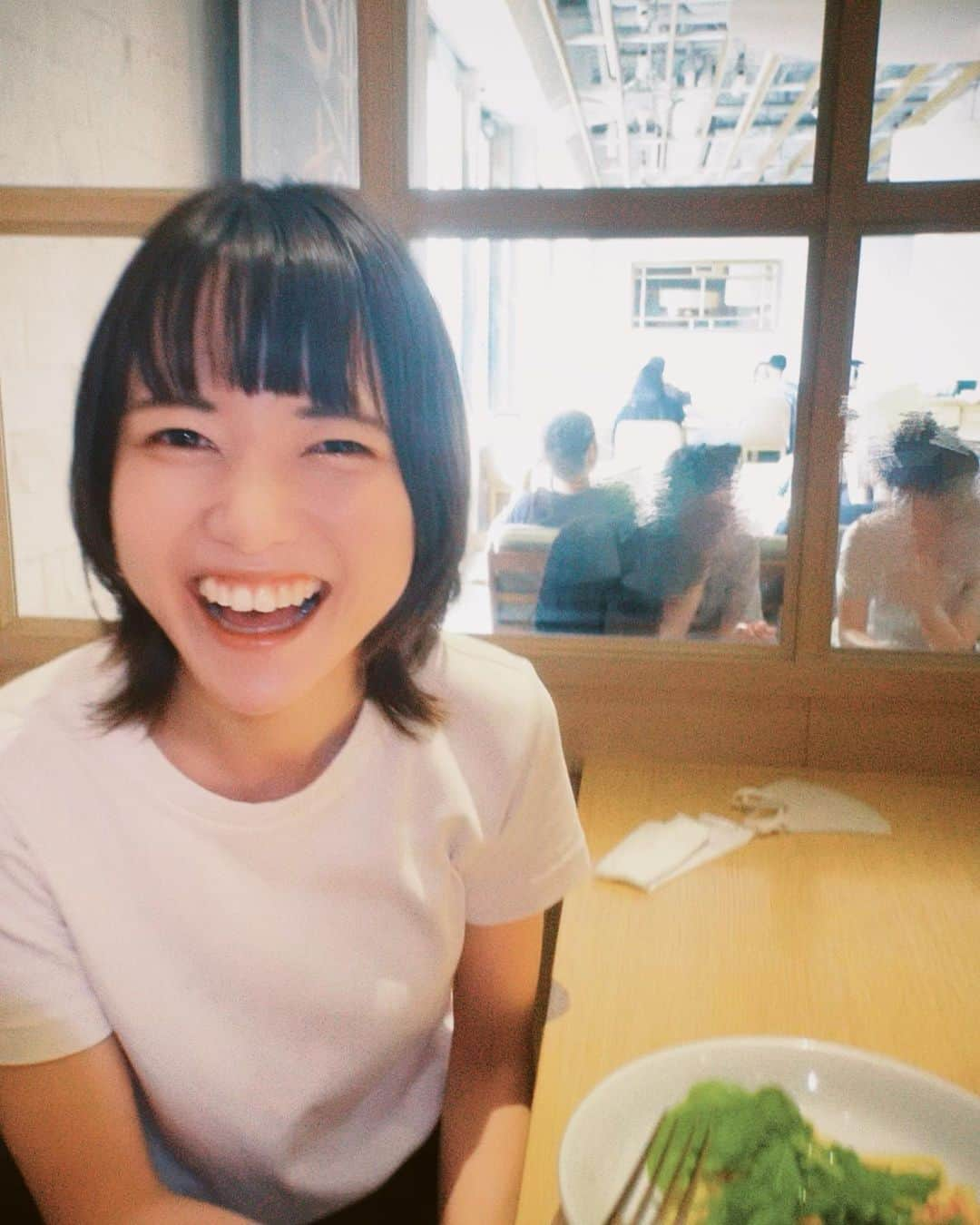 樺澤まどかさんのインスタグラム写真 - (樺澤まどかInstagram)「bills🥞  仕事の合間に濱家さんと里村と行きました🥞  パスタとパンケーキを食べて どっちも美味しすぎました…  撮影してくれたのは後輩里村。  1台は撮影用、1台は照明用と、 スマホを2台使った本気の撮影をしてくれました。  それでなんか爆笑してます。  こんなにはしゃいでたのに パンケーキの写真を撮り忘れました。 意味が分かりません。  話変わりますが 8/19-21のLIVE STAND 是非お越しくださいー🙌  私も行きます🔥🔥  #樺澤まどか  #bills #リコッタパンケーキ #エビとルッコラのリングイーネ #ランチ #ショート #ショートヘア #ショート女子 #マッシュ #マッシュウルフ #ウルフカット #ウルフ女子 #暗髪カラー #夏 #夏コーデ #summerfashion #summer #白T #マスク美人 #エラ張り #マスクを外すな #残念 #すみません #外します #まりもっこり目 #左目不調 #激腫れ #後輩里村  #LIVESTAND」7月23日 0時38分 - kabasawa_madoka