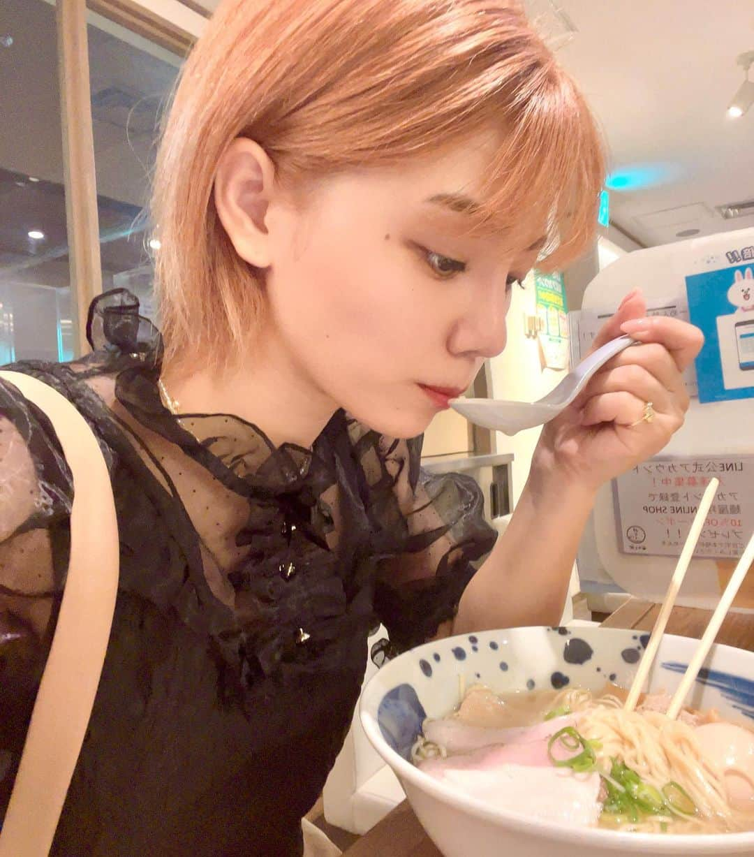 大川成美さんのインスタグラム写真 - (大川成美Instagram)「仕事終わりにご褒美ラーメン❤︎ 今回はラーメン激戦区“新宿”で行列のできる人気店！！ ーーーーーー 『麺屋 翔みなと』さんへ ーーーーーー 鯛の旨味にこだわった新宿野村ビル店。 ． 女性も一人でも入りやすいお店でした✨ 店員さんにおすすめを聞いて ■真鯛特製塩らーめん　 ． 透き通ったスープに味玉やチャーシュー メンマも凄い美味しかった！！💛✨✨ 繊細で鯛の旨味が凄かったよ。 定期的に食べたくなりそう… お家が遠い方は、オンラインストアもあるよ。 気になったら是非🫶 ーーーーー そして７月までに来店で 【大川成美@naru_cocoのInstagramの投稿を見たというと味玉が無料でもらえます！】 是非行って使ってみてね❤︎ ーーーーー ちなみに他にも店舗があります ・鶏の旨味にこだわった【西新宿本店】 ・鯛の旨味にこだわった【麵屋翔みなと】 ・味噌の旨味にこだわった【みそ処】   LINE公式アカウントの友だち追加をすると、即日使える味玉or半替え玉の無料クーポンがもらえる」　 そうです！！ ーーーーー ． #ラーメン #麺スタグラム #東京ラーメン #麺屋翔 #新宿ラーメン #pr #東京ラーメン」7月23日 9時01分 - naru_coco