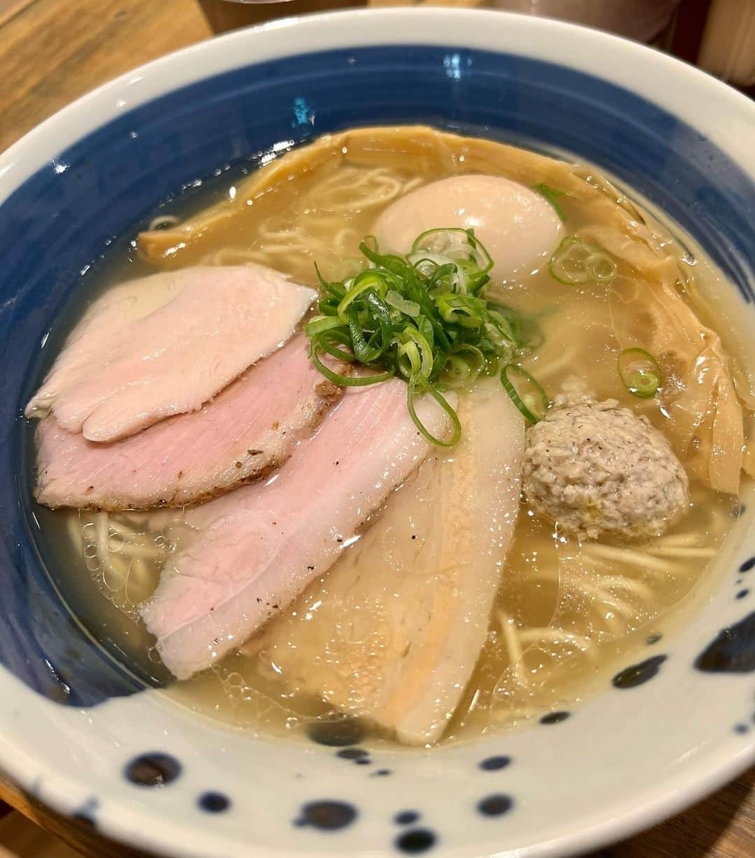 大川成美さんのインスタグラム写真 - (大川成美Instagram)「仕事終わりにご褒美ラーメン❤︎ 今回はラーメン激戦区“新宿”で行列のできる人気店！！ ーーーーーー 『麺屋 翔みなと』さんへ ーーーーーー 鯛の旨味にこだわった新宿野村ビル店。 ． 女性も一人でも入りやすいお店でした✨ 店員さんにおすすめを聞いて ■真鯛特製塩らーめん　 ． 透き通ったスープに味玉やチャーシュー メンマも凄い美味しかった！！💛✨✨ 繊細で鯛の旨味が凄かったよ。 定期的に食べたくなりそう… お家が遠い方は、オンラインストアもあるよ。 気になったら是非🫶 ーーーーー そして７月までに来店で 【大川成美@naru_cocoのInstagramの投稿を見たというと味玉が無料でもらえます！】 是非行って使ってみてね❤︎ ーーーーー ちなみに他にも店舗があります ・鶏の旨味にこだわった【西新宿本店】 ・鯛の旨味にこだわった【麵屋翔みなと】 ・味噌の旨味にこだわった【みそ処】   LINE公式アカウントの友だち追加をすると、即日使える味玉or半替え玉の無料クーポンがもらえる」　 そうです！！ ーーーーー ． #ラーメン #麺スタグラム #東京ラーメン #麺屋翔 #新宿ラーメン #pr #東京ラーメン」7月23日 9時01分 - naru_coco