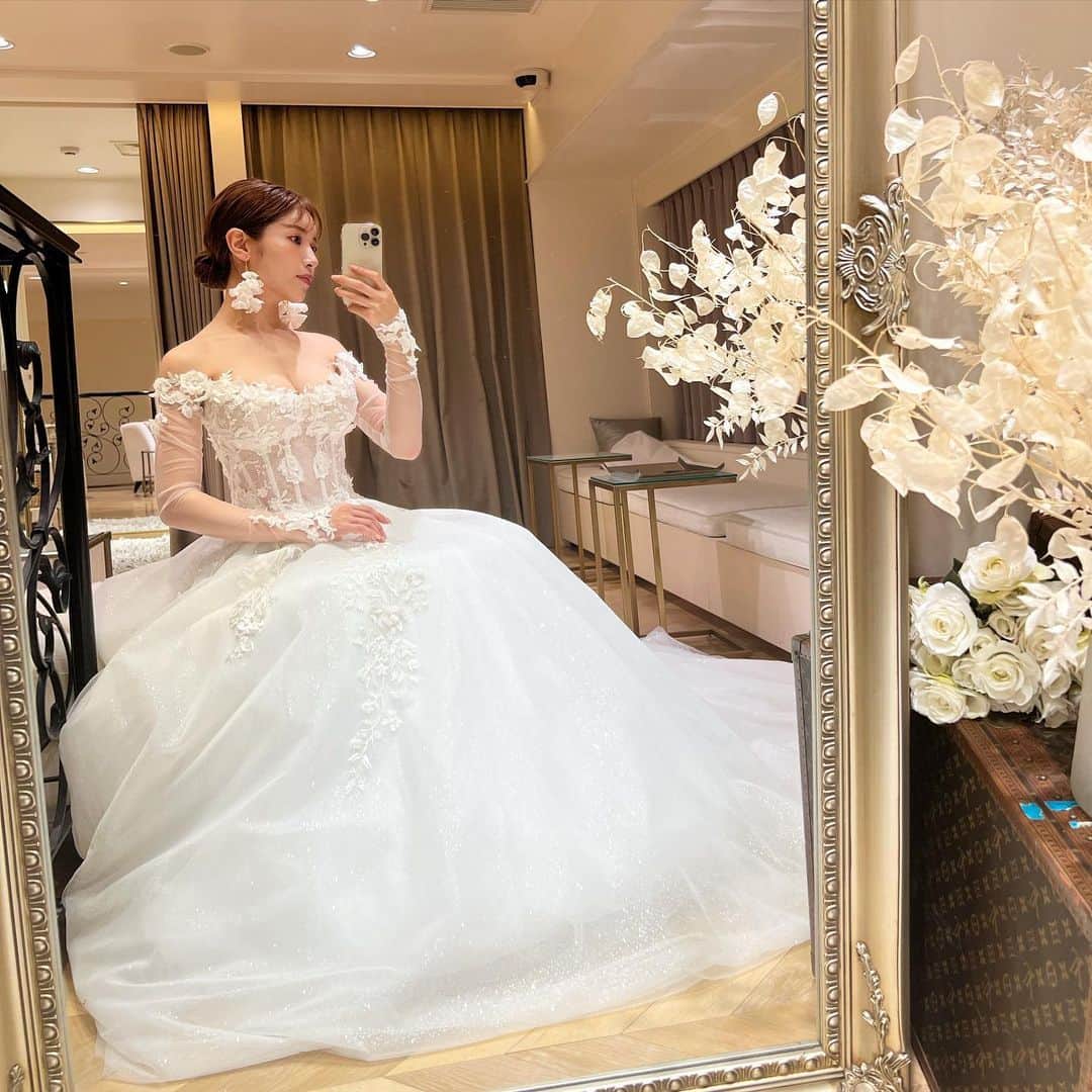 舟山久美子（くみっきー）さんのインスタグラム写真 - (舟山久美子（くみっきー）Instagram)「@galialahav  ドレスの歴史…👗✨  2020年に上げる予定だった結婚式ですが、、、2度延期をした為ドレス試着をたくさんさせてもらってます🫣🤍🤍🎉笑  記念に過去画像を並べてみたら変化が面白ろかったので、記念に投稿させてください😂😂🙏  1枚目は3年前のドレス試着の私。 (当時28歳)  2枚目は今年の2月の私と生後4か月の息子。(当時30歳)  3枚目4枚目は今月の私です。(現在31歳)  ヘアやメイクの変化もありますが 一番は身体つきが違う！🥹  妊娠産後で全体的に丸くなりましたが、それを活かしながら姿勢を正すトレーニングとストレッチで蓄積される老廃物を流す日々！  30歳になると食事を抜く事はできないので😂しっかり食べながらメリハリを大切にしております☺️  産後、アラサーになってからのダイエットの発見は… インナーを整え、本来の身体のバランスを活かしながらトレーニングすること！  23歳の時に取得したダイエット検定の知識も大活躍中です✨(感謝)  正直なところ、産後にこのドレス着るのかぁ…と落ち込んでたのですが…笑　写真を見たらやる気が湧いてます❣️  結婚式まで、本当にあと少し。 準備から数えると…3年越しの結婚式です。 今第7波が来て…もうやめてくれ〜😭という気持ちですが…💦 フォロワーさんからの励ましのお声掛けでパワーもらいました😭🙏❣️❣️  ありがとう🙏🤍🤍🤍  #プレ花嫁 #wedding #ウエディングドレス #ウエディング試着　#ドレス #ドレス試着 #産後ダイエット #ダイエット #ダイエット検定」7月23日 9時29分 - kumikofunayama