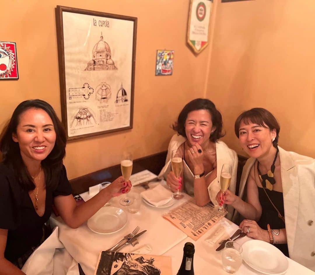 大草直子さんのインスタグラム写真 - (大草直子Instagram)「ああああ❤️楽しかった、姉妹会。サンディエゴ、神戸、東京と離れているから、なかなか会えない🛩かつ、妹たちはそれぞれ２人、私は３人子供👶👧がいるから、子育てのタイミングがあったりして、三姉妹だけでご飯食べるのは。15年ぶりかしら🤔話した内容は、まあ大きな声では言えないけれど、たくさんの想い出を大事に重ねてきたからこそ、のリレーションシップの愛おしさとありがたさ。２人とも、7月生まれだから、ドンチッチョでプレート🎁🍾も用意してもらって❤️良いね、姉妹って。良いね、家族って。 @kaori_tsuro  @4l_amulets_hawaii_  #noble #patou #いろいろ学んだので #飲みすぎないように #気をつけましたよ #ああ楽しい余韻で #今日は過ごします」7月23日 12時25分 - naokookusa