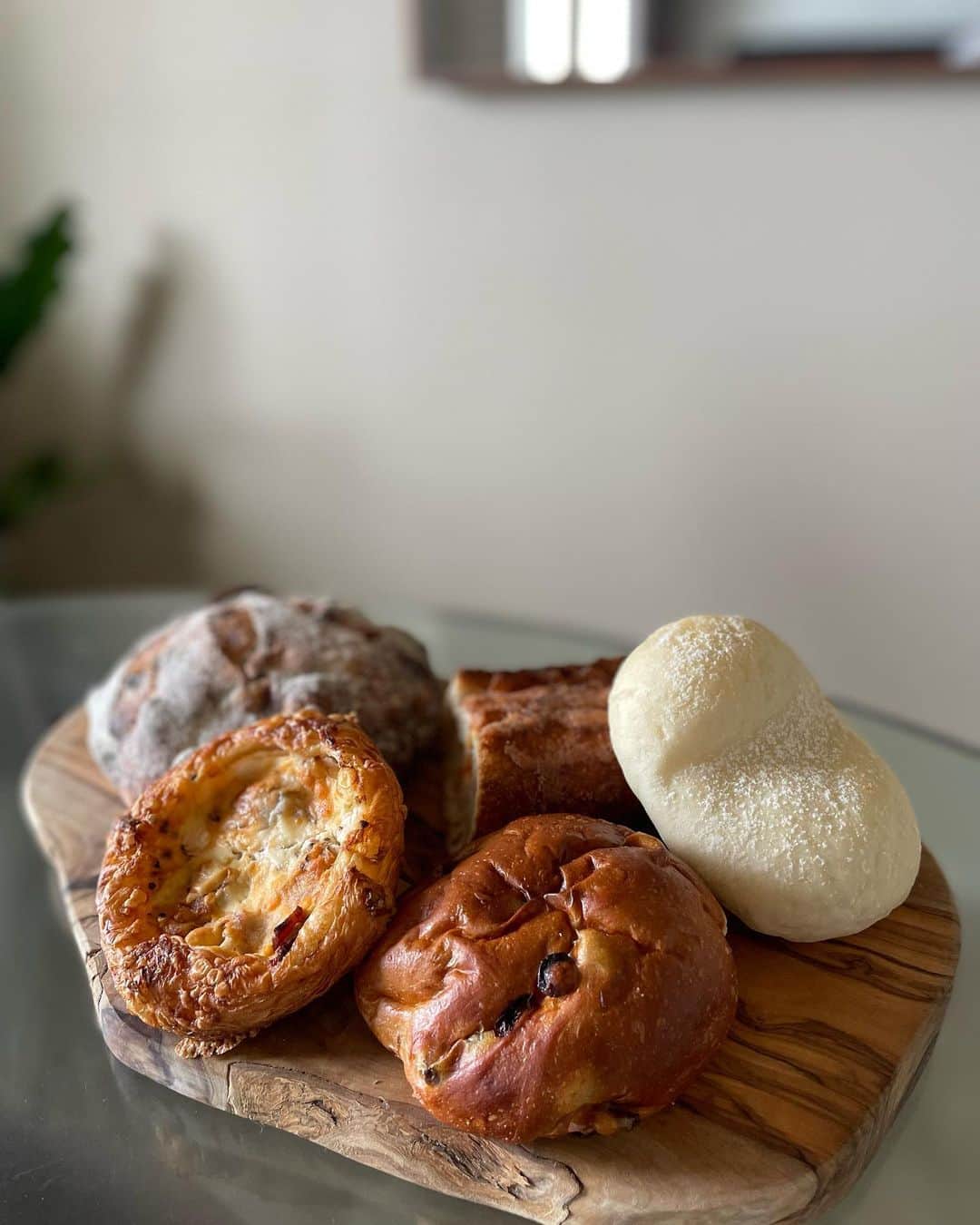 小林さりさんのインスタグラム写真 - (小林さりInstagram)「𓌉𓇋 ・ ・ 京都からお取り寄せしたパン𓈒𓏸 ・ ・ 実は京都ってたくさんの美味しいパン屋さんがあって、パンの街と言われる程パンの消費率も高いの⋆︎* だから私も子供の頃からパンが大好き𓈒𓏸 ・ ・ そんなパンの街京都から美味しいパンをお取り寄せ出来る @pandeone.jp で頼んでみました♪ おまけもついてきたよ𓈒𓏸 ・ ・ 夫と美味しい美味しいって食べてたらあっという間になくなってしまった…笑 親切に温め直し方なども書いてくれていて、美味しく頂けました♡ ・ ・ #パン #PandeOne #fiveran #PR #京都パン #京都パン屋 #パン通販 #お取り寄せグルメ #お取り寄せパン #パン活 #パン好きな人と繋がりたい #パン屋」7月23日 12時32分 - _____sari