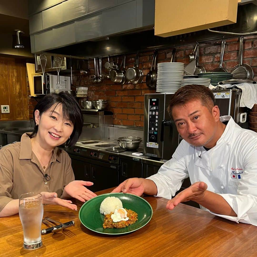 小島奈津子さんのインスタグラム写真 - (小島奈津子Instagram)「2022.7.23 #BSTBS　#噂の東京マガジン 7/17㈰の#やってtry　は #ドライカレー　でした · 木下シェフが 「今回はサラダカレーなんですよ」 とおっしゃったように、 なるほど！作りたては、野菜のシャキシャキ感が楽しめるドライカレーです。美味しい💕 ドライカレーって、煮込み時間がほとんどないから、夏にぴったりだ。 たくさん作っておいて(冷凍可)、 ✔オムレツの具にしてもよし、 ✔パン🍞に塗ってチーズと共にトーストしてもよし、 ✔バゲットに塗ってワイン🍷のお供にもよし、 ✔お弁当にもよし、、、 色々展開もできそう✨ スタッフの間でも大人気です！ 詳しい作り方は　@uwasano_bstbs　で✋ · #木下威征　シェフ #ギャマングループ #夏だカレーだ」7月23日 15時24分 - kojimanatsuko_official